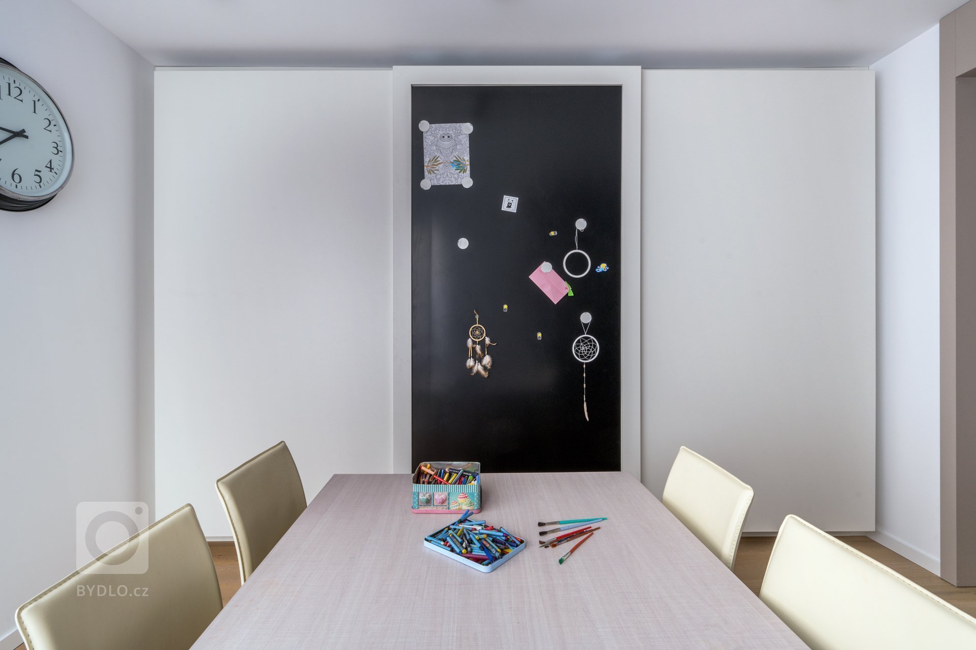 Radostí každého architekta je realizovat projekt, jehož rolí je plná využitelnost. V případě této realizace, interiéru pro čtyřčlennou rodinu, která v domě…