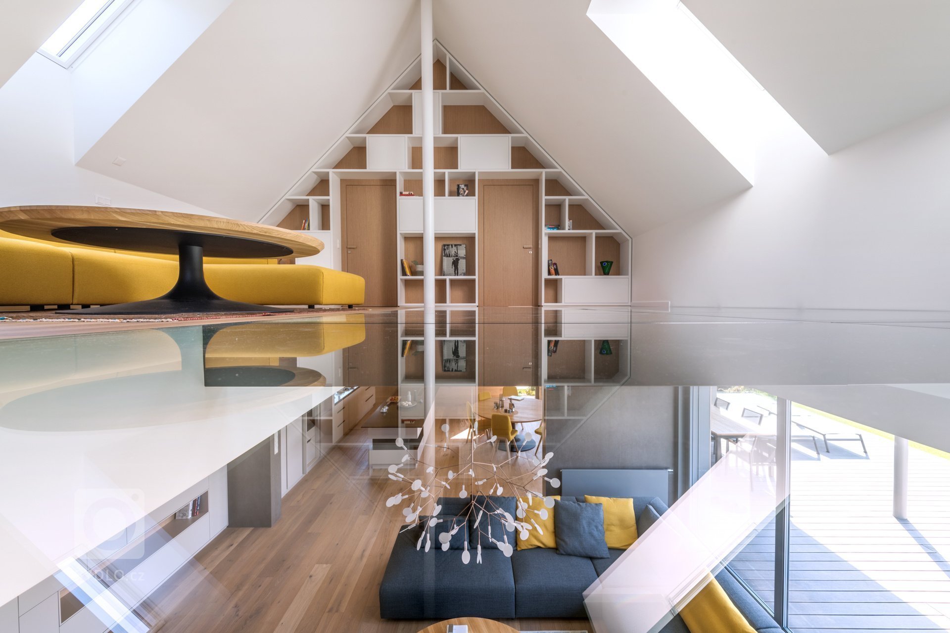 Hlavním motivem pro ztvárnění interiéru byl respekt k okolní přírodě a používání přírodních materiálů. Proto architekt zvolil jako nosné motivy dubové dřevo,…