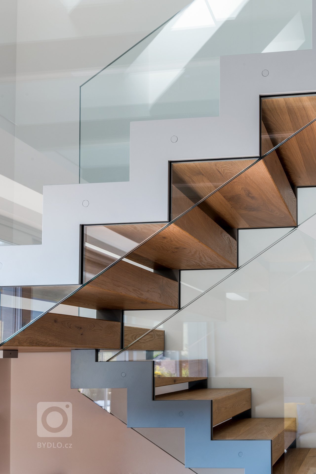 Hlavním motivem pro ztvárnění interiéru byl respekt k okolní přírodě a používání přírodních materiálů. Proto architekt zvolil jako nosné motivy dubové dřevo,…