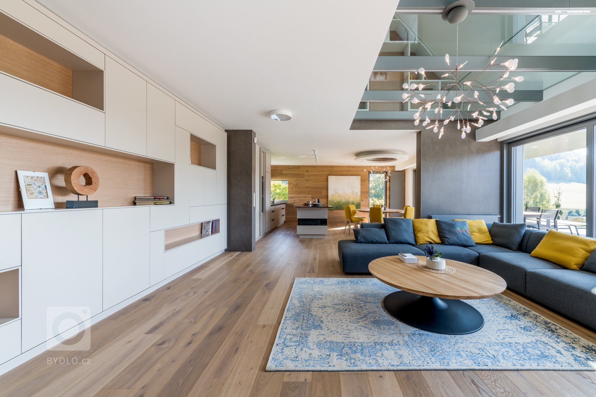 Hlavním motivem pro ztvárnění interiéru byl respekt k okolní přírodě a používání přírodních materiálů. Proto architekt zvolil jako nosné motivy dubové dřevo,…