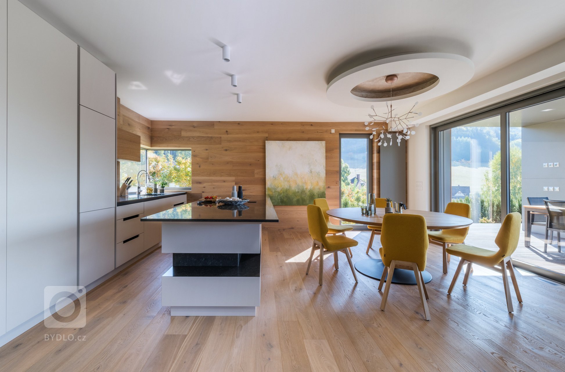 Hlavním motivem pro ztvárnění interiéru byl respekt k okolní přírodě a používání přírodních materiálů. Proto architekt zvolil jako nosné motivy dubové dřevo,…