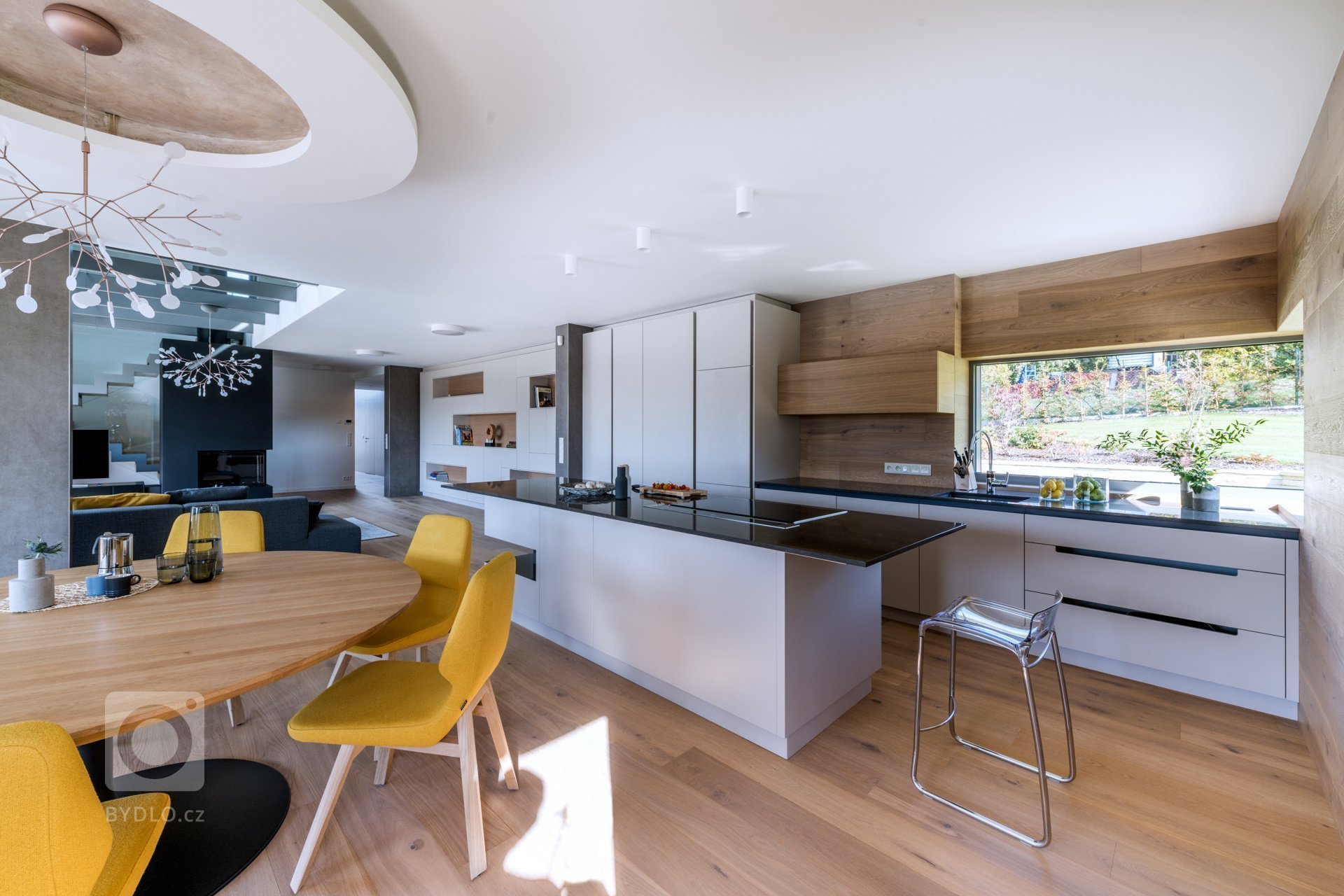 Hlavním motivem pro ztvárnění interiéru byl respekt k okolní přírodě a používání přírodních materiálů. Proto architekt zvolil jako nosné motivy dubové dřevo,…