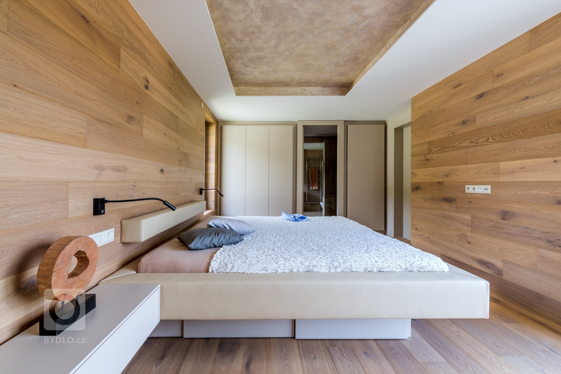 Hlavním motivem pro ztvárnění interiéru byl respekt k okolní přírodě a používání přírodních materiálů. Proto architekt zvolil jako nosné motivy dubové dřevo,…