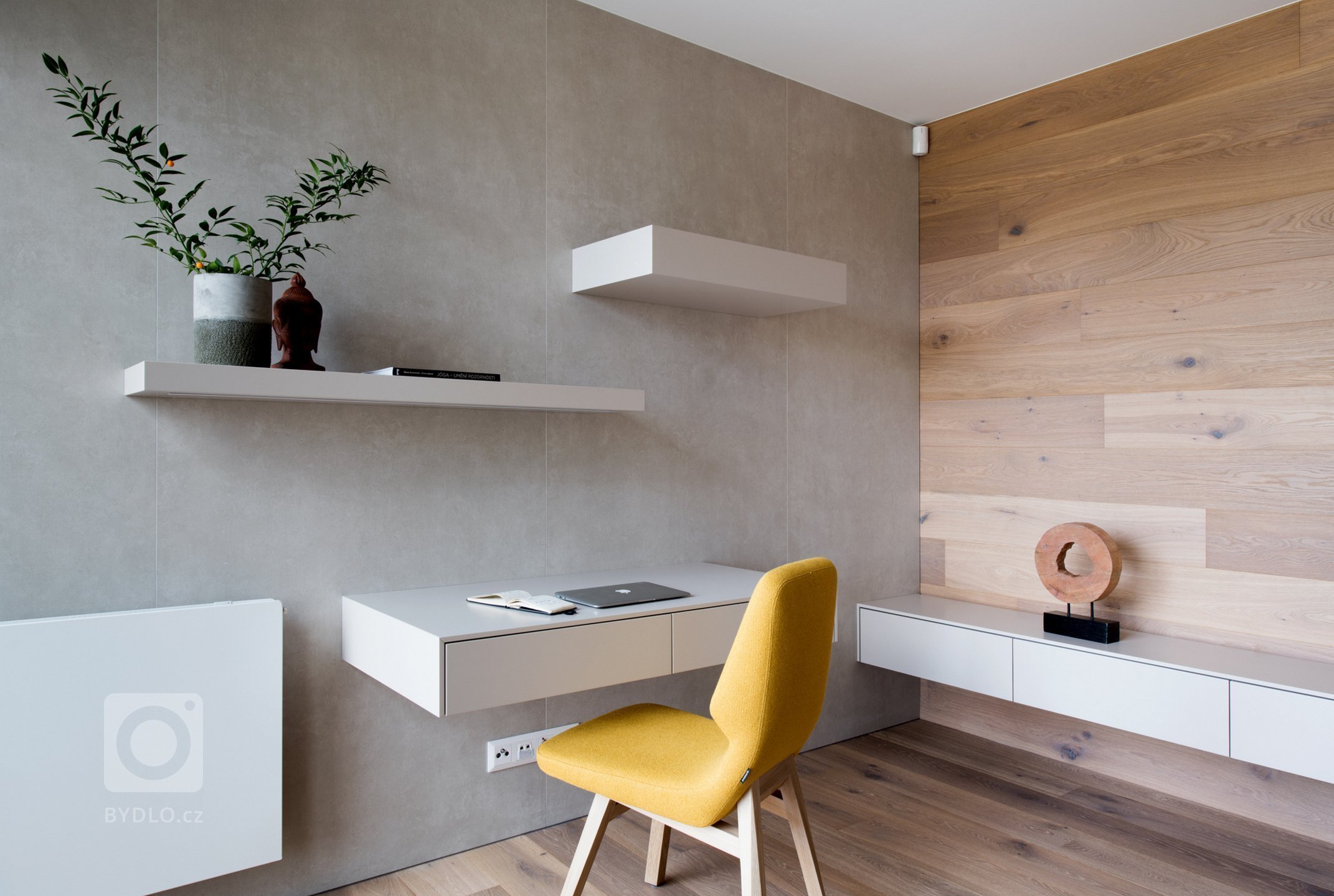 Hlavním motivem pro ztvárnění interiéru byl respekt k okolní přírodě a používání přírodních materiálů. Proto architekt zvolil jako nosné motivy dubové dřevo,…