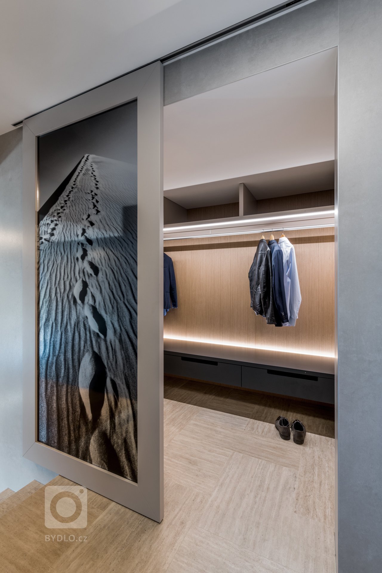 Hlavním motivem pro ztvárnění interiéru byl respekt k okolní přírodě a používání přírodních materiálů. Proto architekt zvolil jako nosné motivy dubové dřevo,…