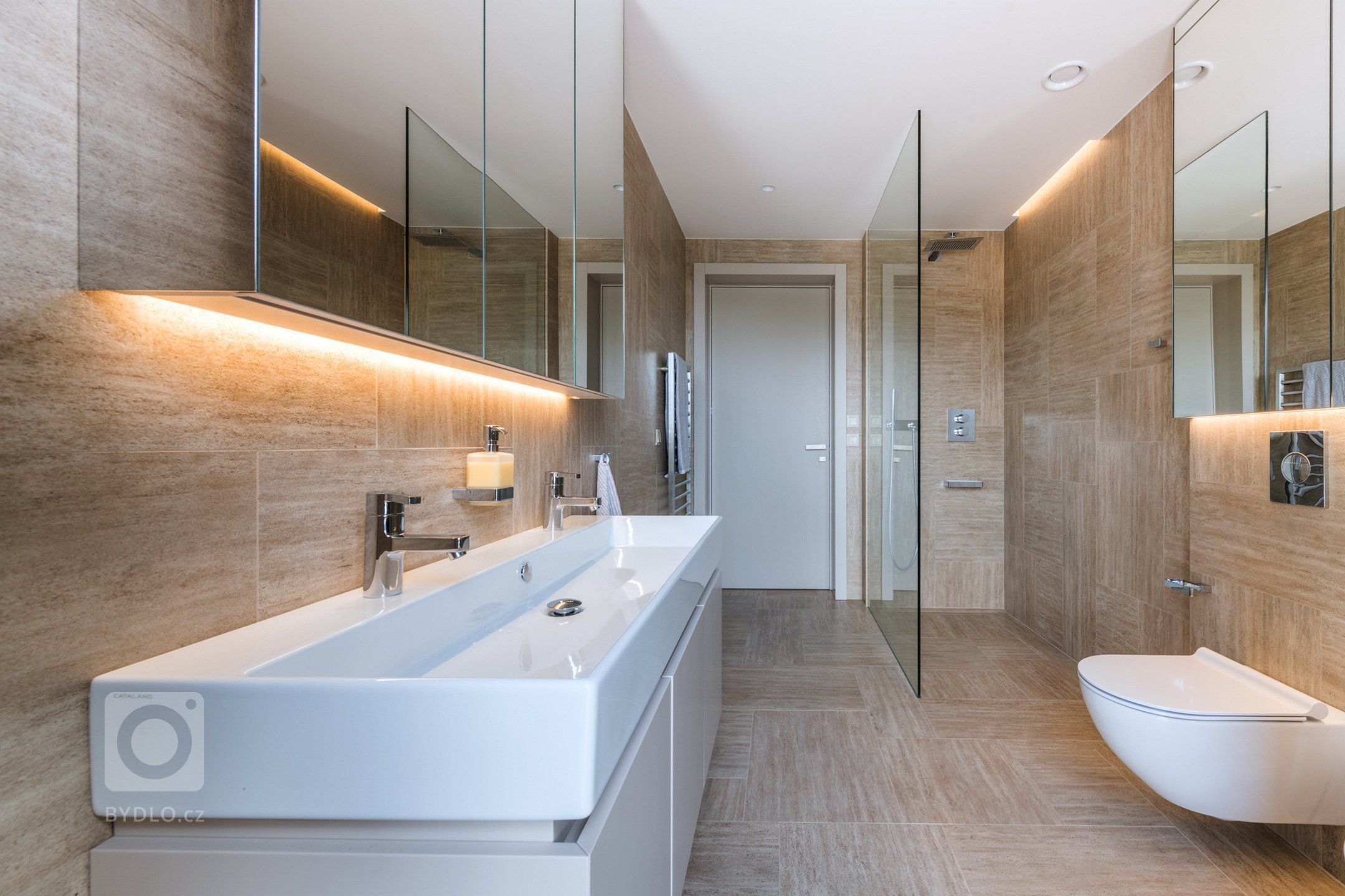 Hlavním motivem pro ztvárnění interiéru byl respekt k okolní přírodě a používání přírodních materiálů. Proto architekt zvolil jako nosné motivy dubové dřevo,…