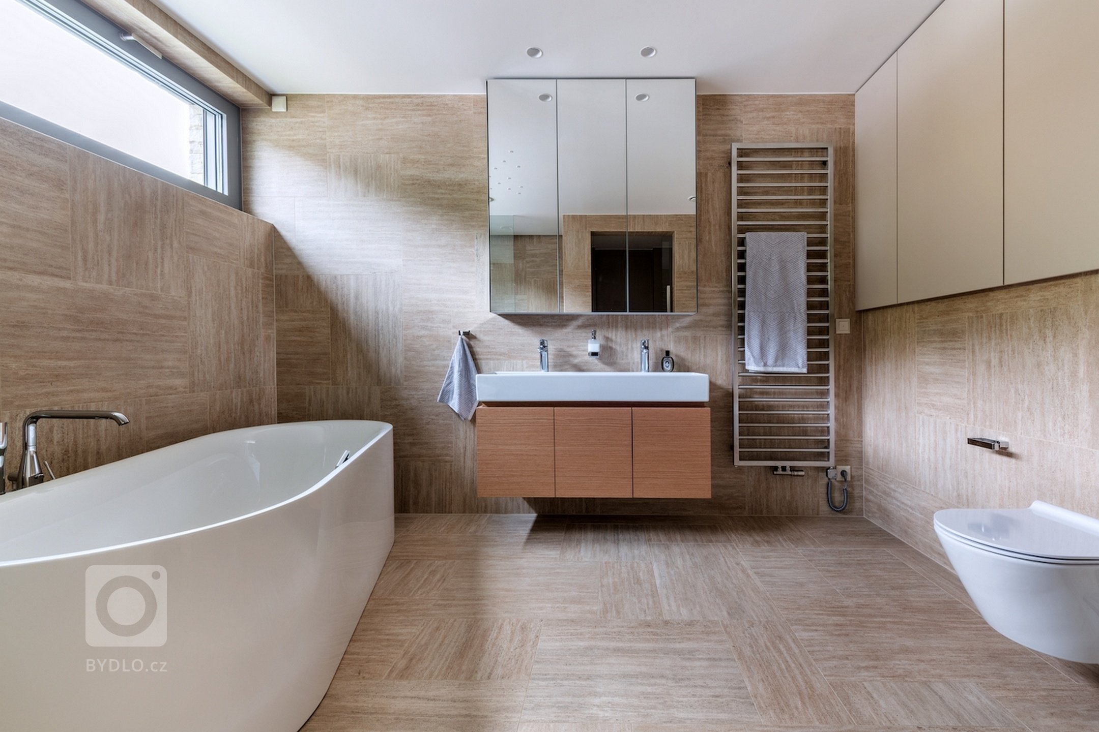 Hlavním motivem pro ztvárnění interiéru byl respekt k okolní přírodě a používání přírodních materiálů. Proto architekt zvolil jako nosné motivy dubové dřevo,…