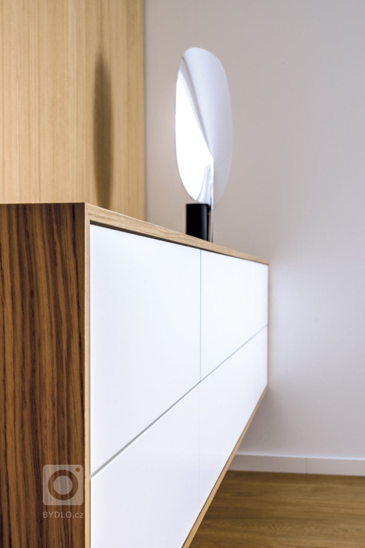 Dobře zabydlený dům již provozně nevyhovoval potřebám čtyřčlenné rodiny, která se rozhodla pro nové, komfortní a nadčasové bydlení. Díky změně dispozice vznikl…