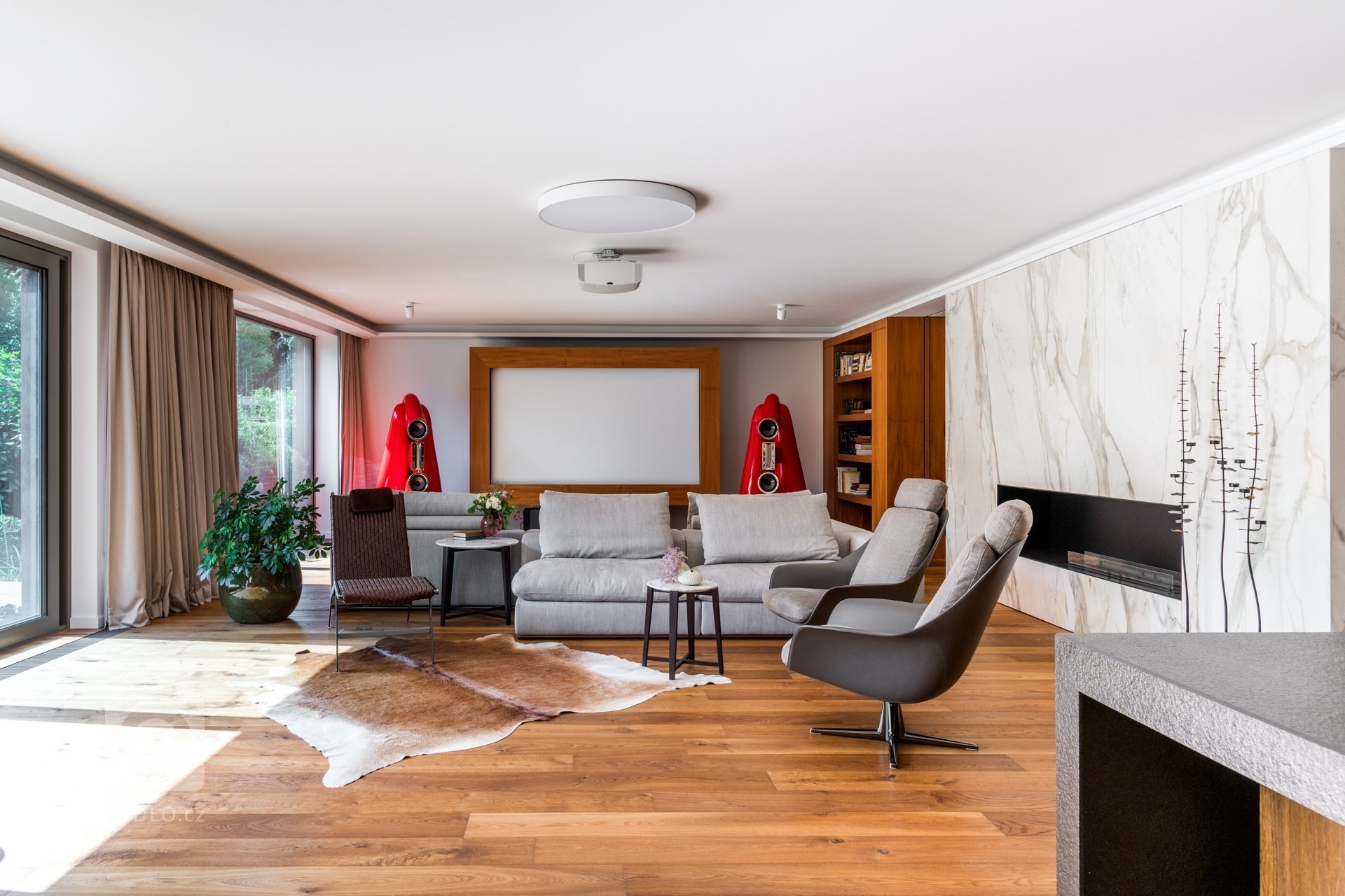 Byt byl realizován od stavu Shell and Core. Konceptem interiéru je maximální potlačení všech dveří, které důvtipně schováváme do obkladu stěn teakovou dýhou či…