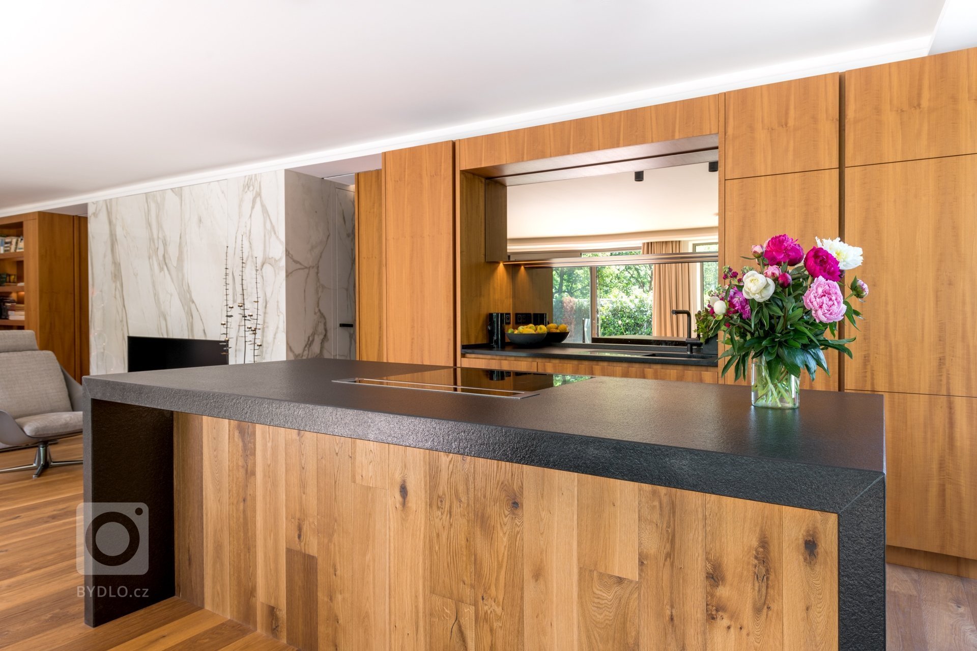 Byt byl realizován od stavu Shell and Core. Konceptem interiéru je maximální potlačení všech dveří, které důvtipně schováváme do obkladu stěn teakovou dýhou či…