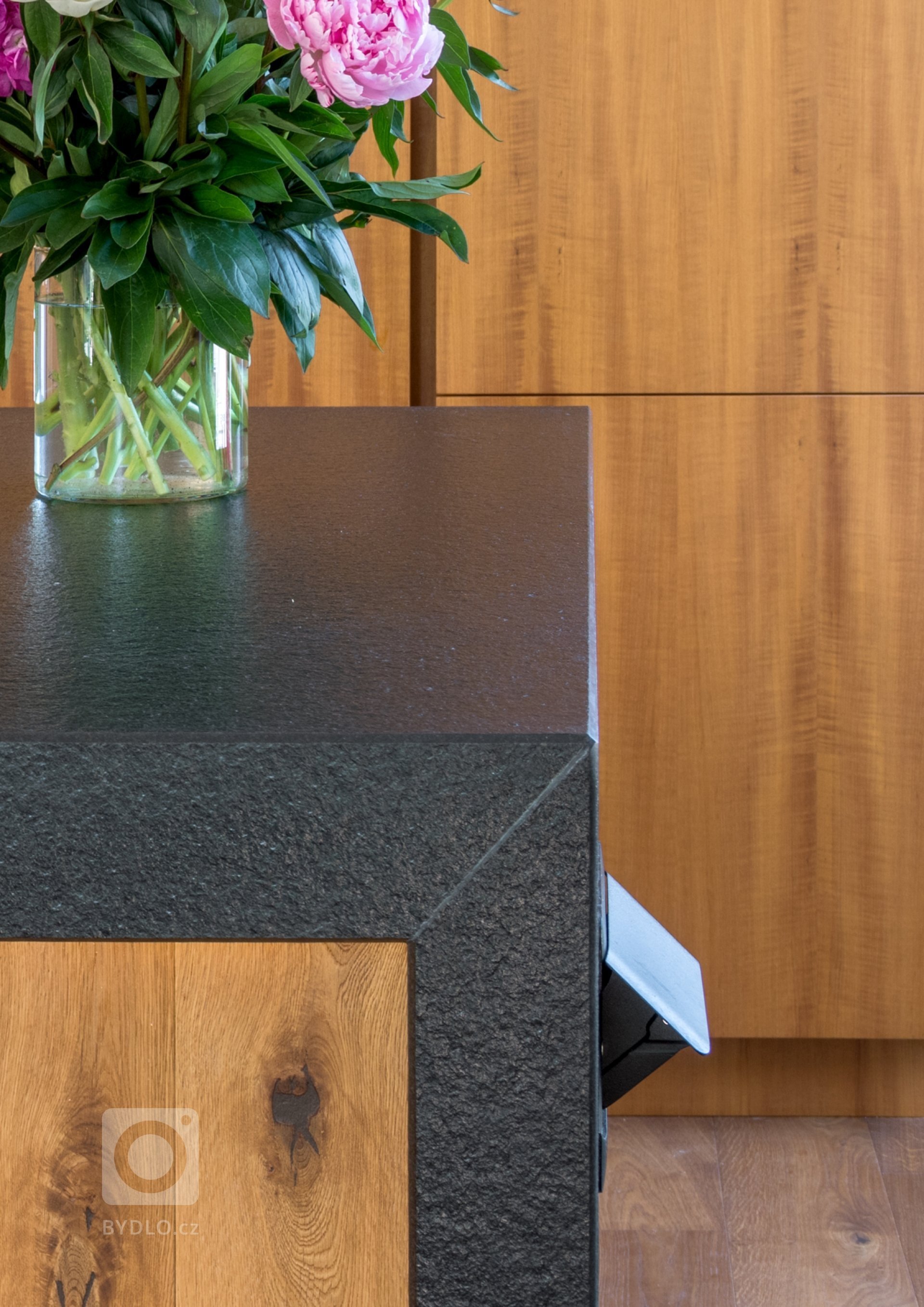 Byt byl realizován od stavu Shell and Core. Konceptem interiéru je maximální potlačení všech dveří, které důvtipně schováváme do obkladu stěn teakovou dýhou či…