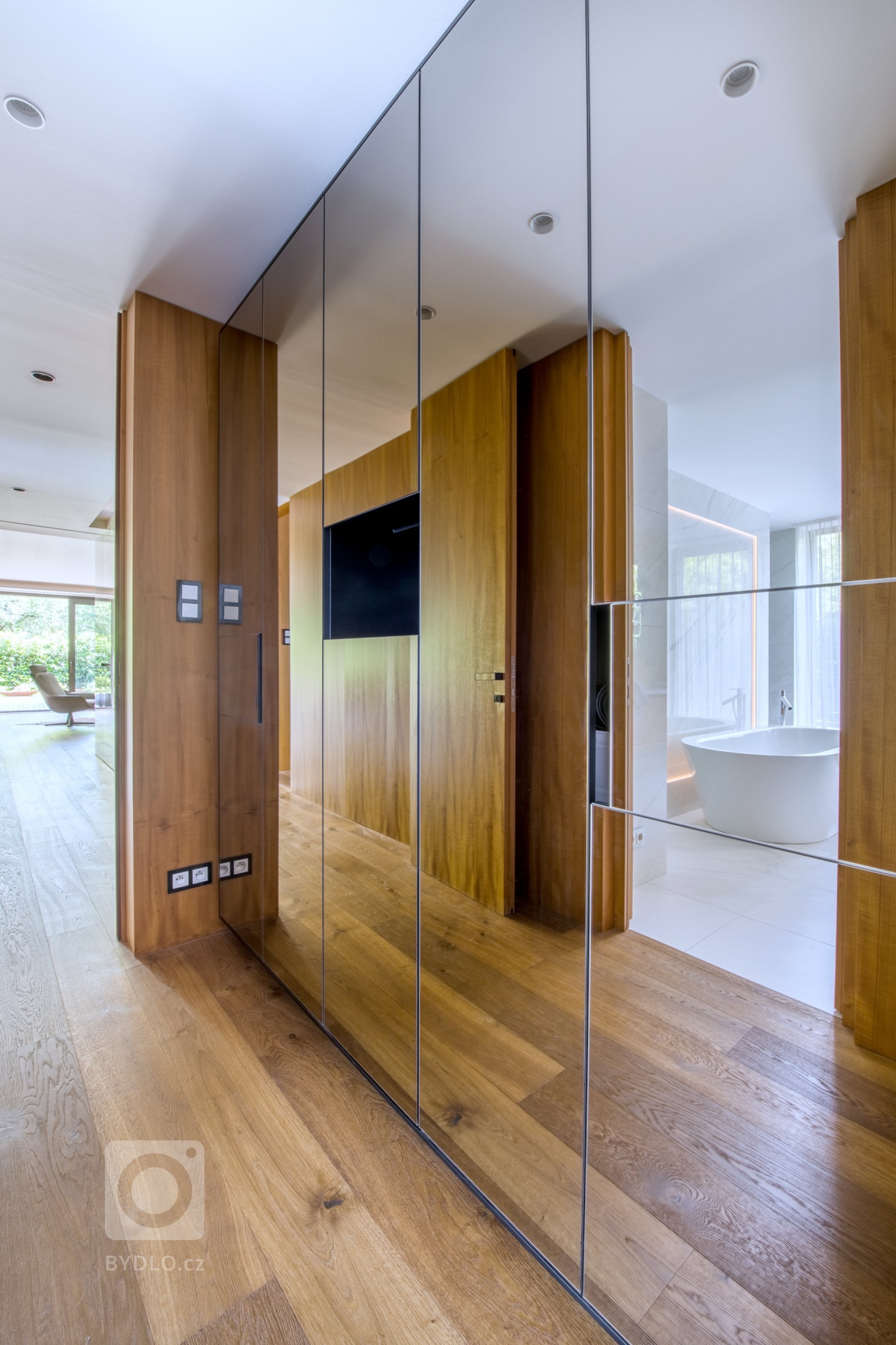 Byt byl realizován od stavu Shell and Core. Konceptem interiéru je maximální potlačení všech dveří, které důvtipně schováváme do obkladu stěn teakovou dýhou či…