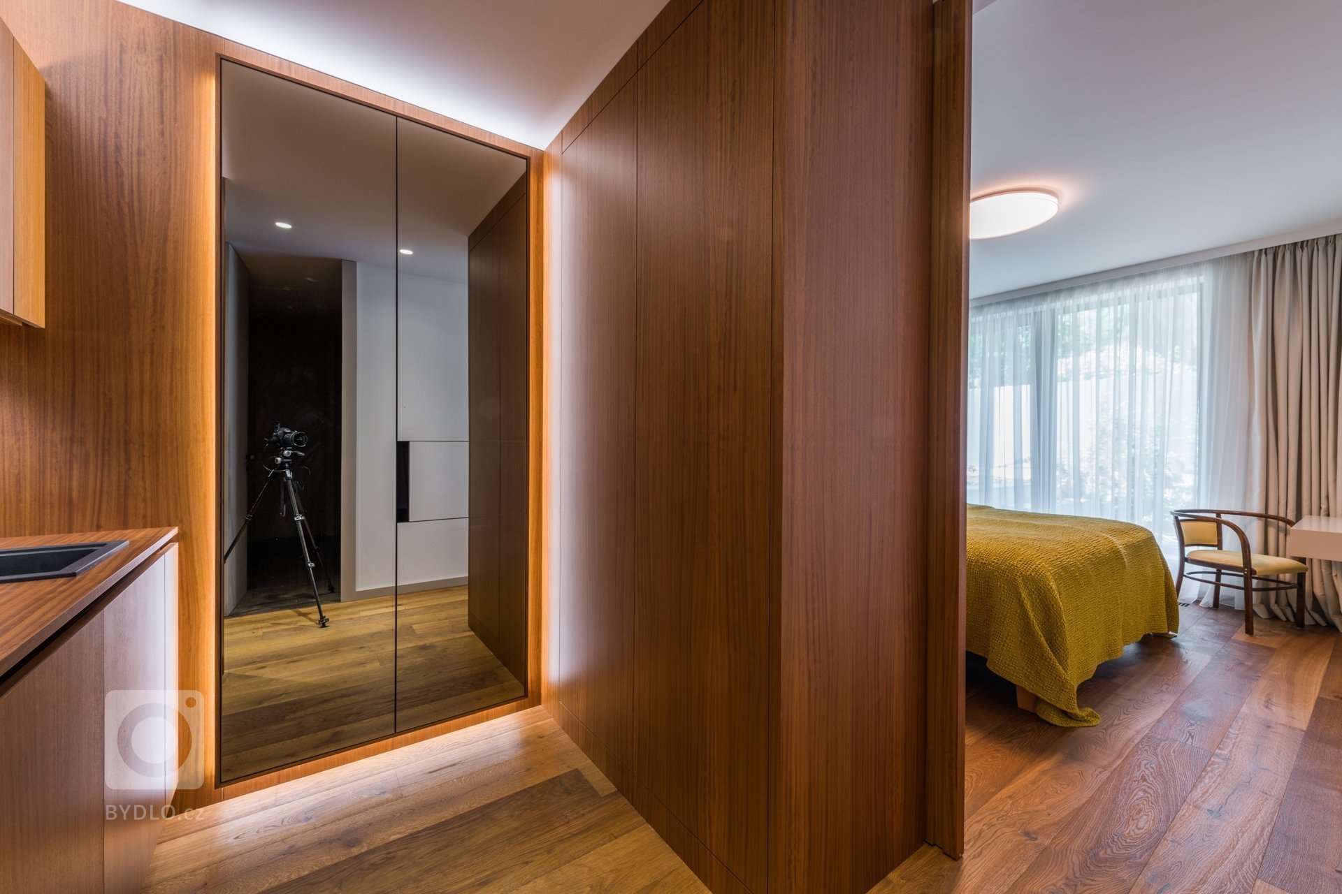 Byt byl realizován od stavu Shell and Core. Konceptem interiéru je maximální potlačení všech dveří, které důvtipně schováváme do obkladu stěn teakovou dýhou či…