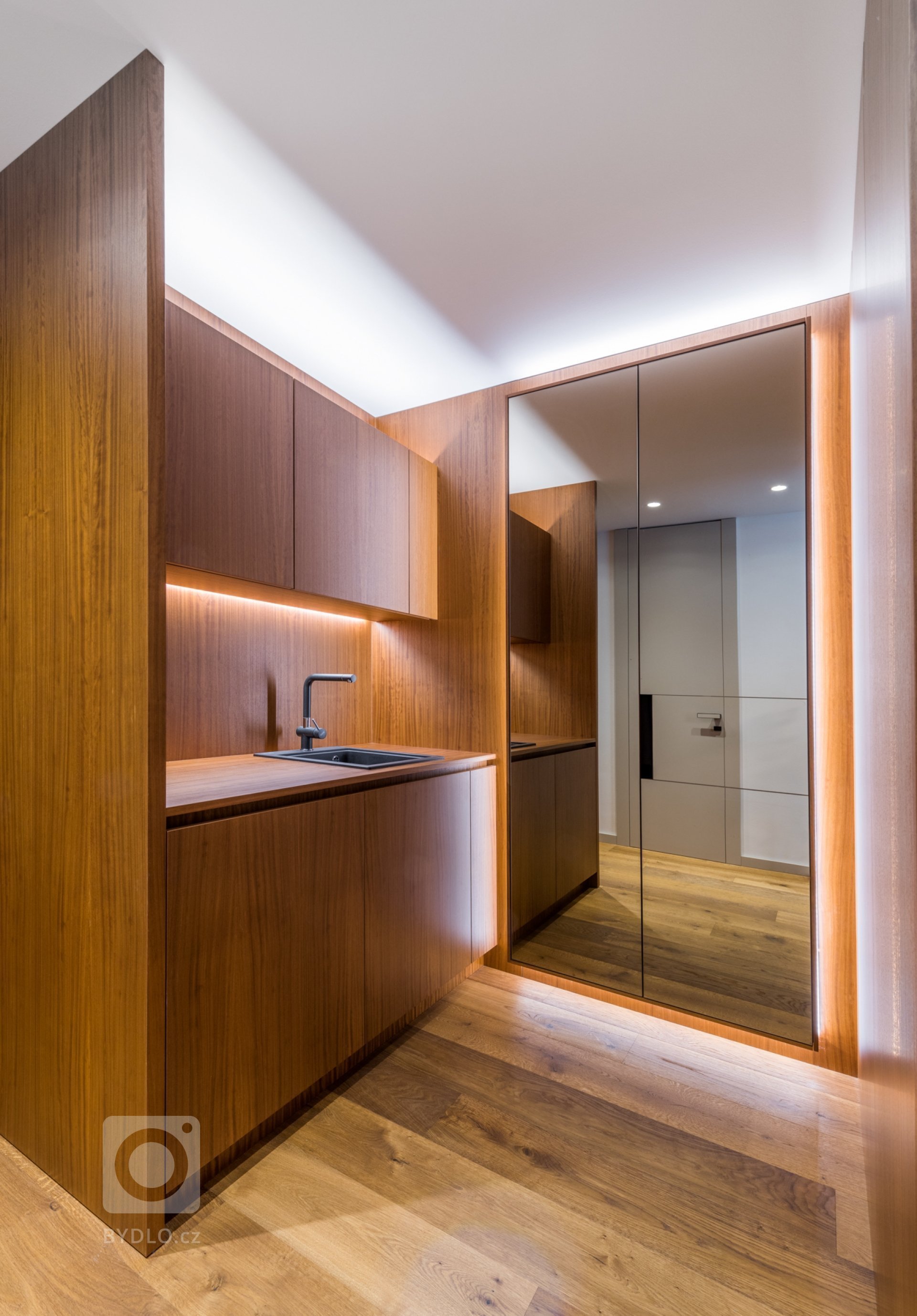 Byt byl realizován od stavu Shell and Core. Konceptem interiéru je maximální potlačení všech dveří, které důvtipně schováváme do obkladu stěn teakovou dýhou či…
