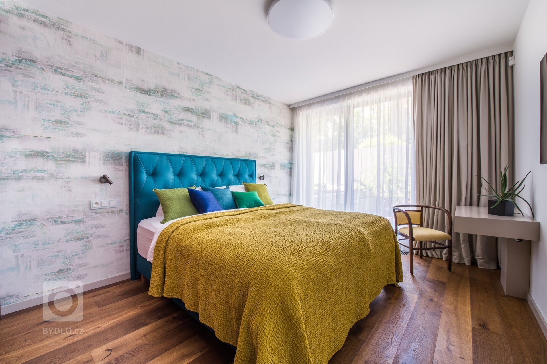 Byt byl realizován od stavu Shell and Core. Konceptem interiéru je maximální potlačení všech dveří, které důvtipně schováváme do obkladu stěn teakovou dýhou či…