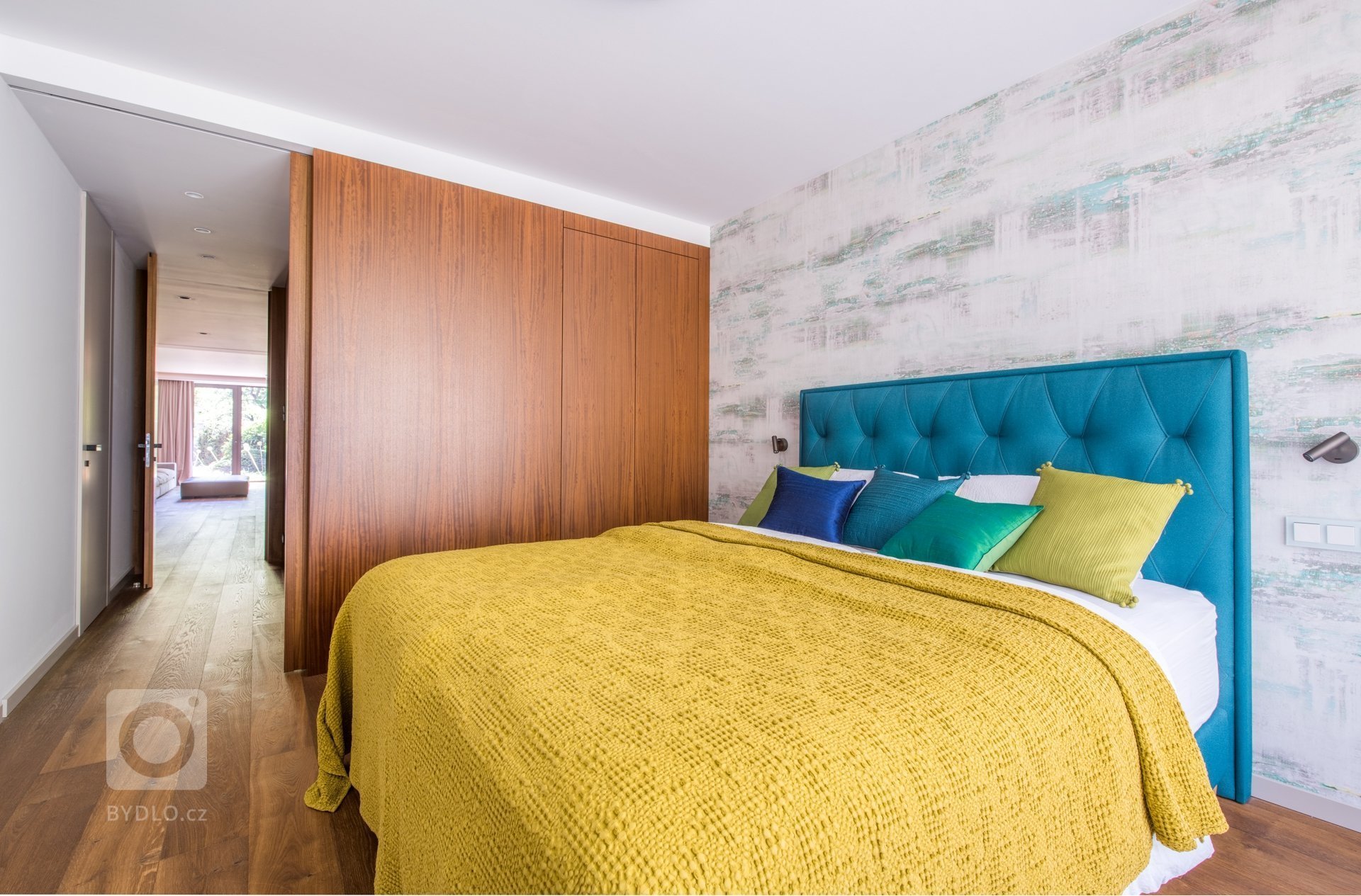 Byt byl realizován od stavu Shell and Core. Konceptem interiéru je maximální potlačení všech dveří, které důvtipně schováváme do obkladu stěn teakovou dýhou či…