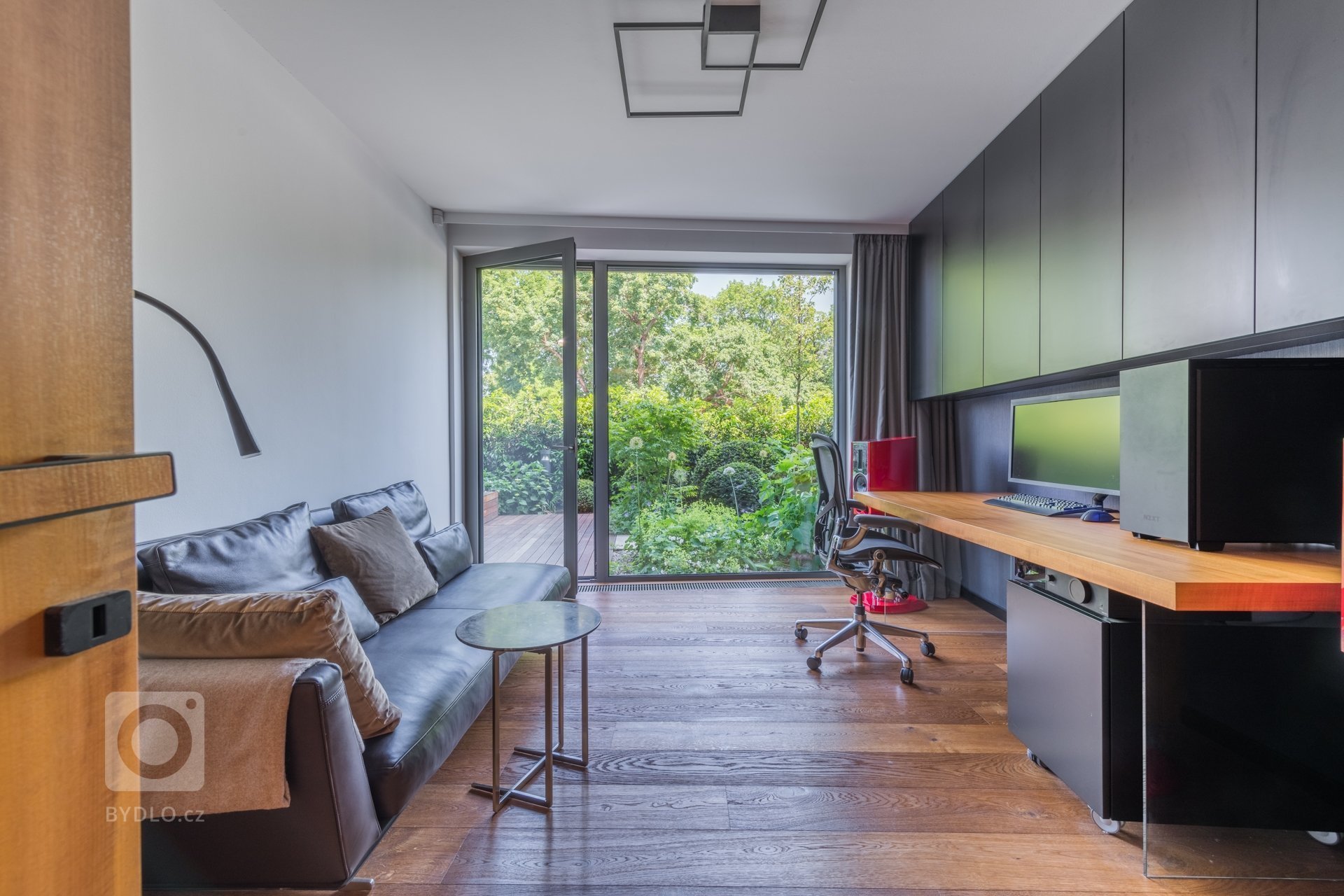 Byt byl realizován od stavu Shell and Core. Konceptem interiéru je maximální potlačení všech dveří, které důvtipně schováváme do obkladu stěn teakovou dýhou či…