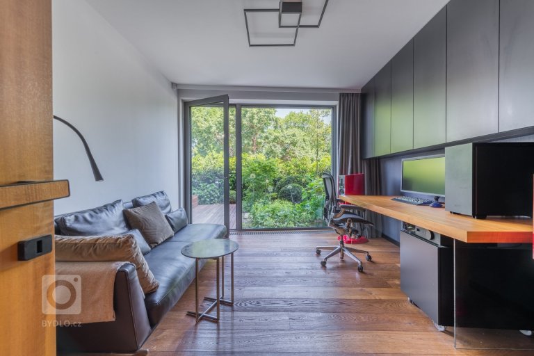 add picture to album