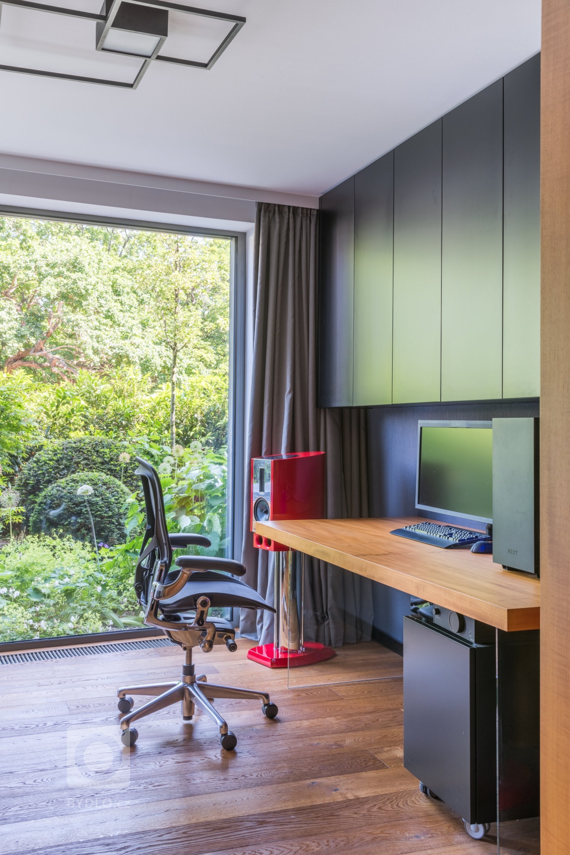 Byt byl realizován od stavu Shell and Core. Konceptem interiéru je maximální potlačení všech dveří, které důvtipně schováváme do obkladu stěn teakovou dýhou či…