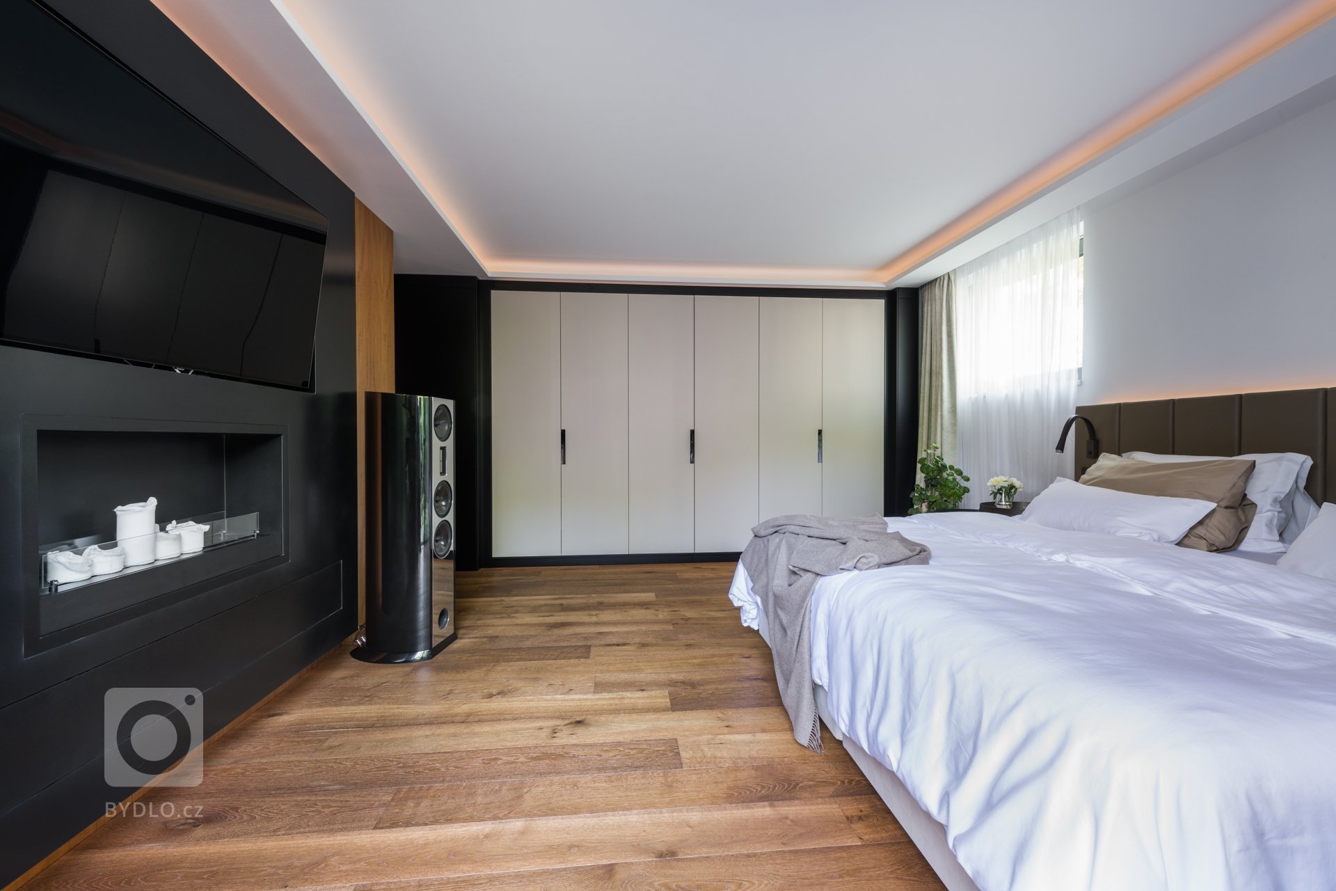 Byt byl realizován od stavu Shell and Core. Konceptem interiéru je maximální potlačení všech dveří, které důvtipně schováváme do obkladu stěn teakovou dýhou či…