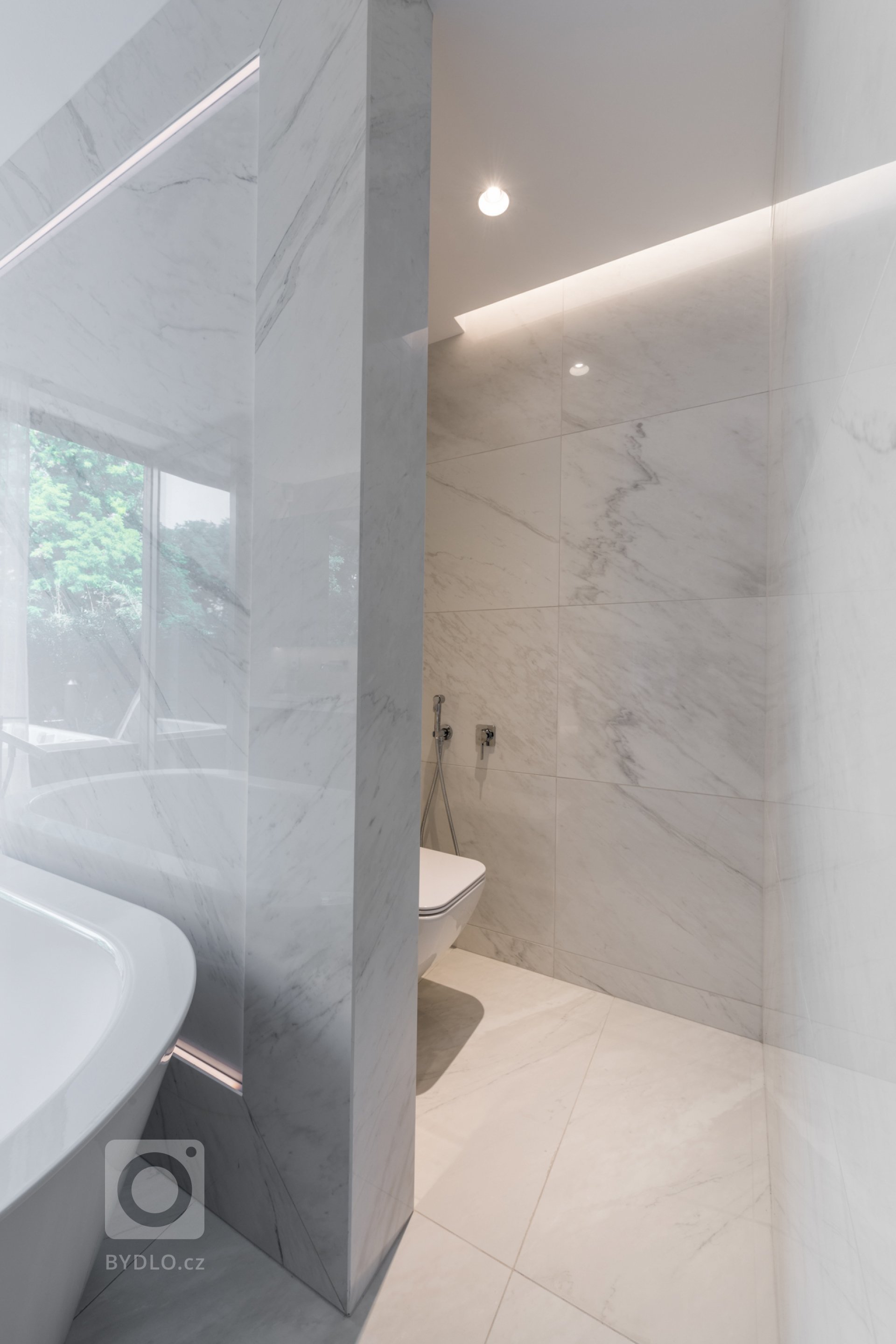 Byt byl realizován od stavu Shell and Core. Konceptem interiéru je maximální potlačení všech dveří, které důvtipně schováváme do obkladu stěn teakovou dýhou či…