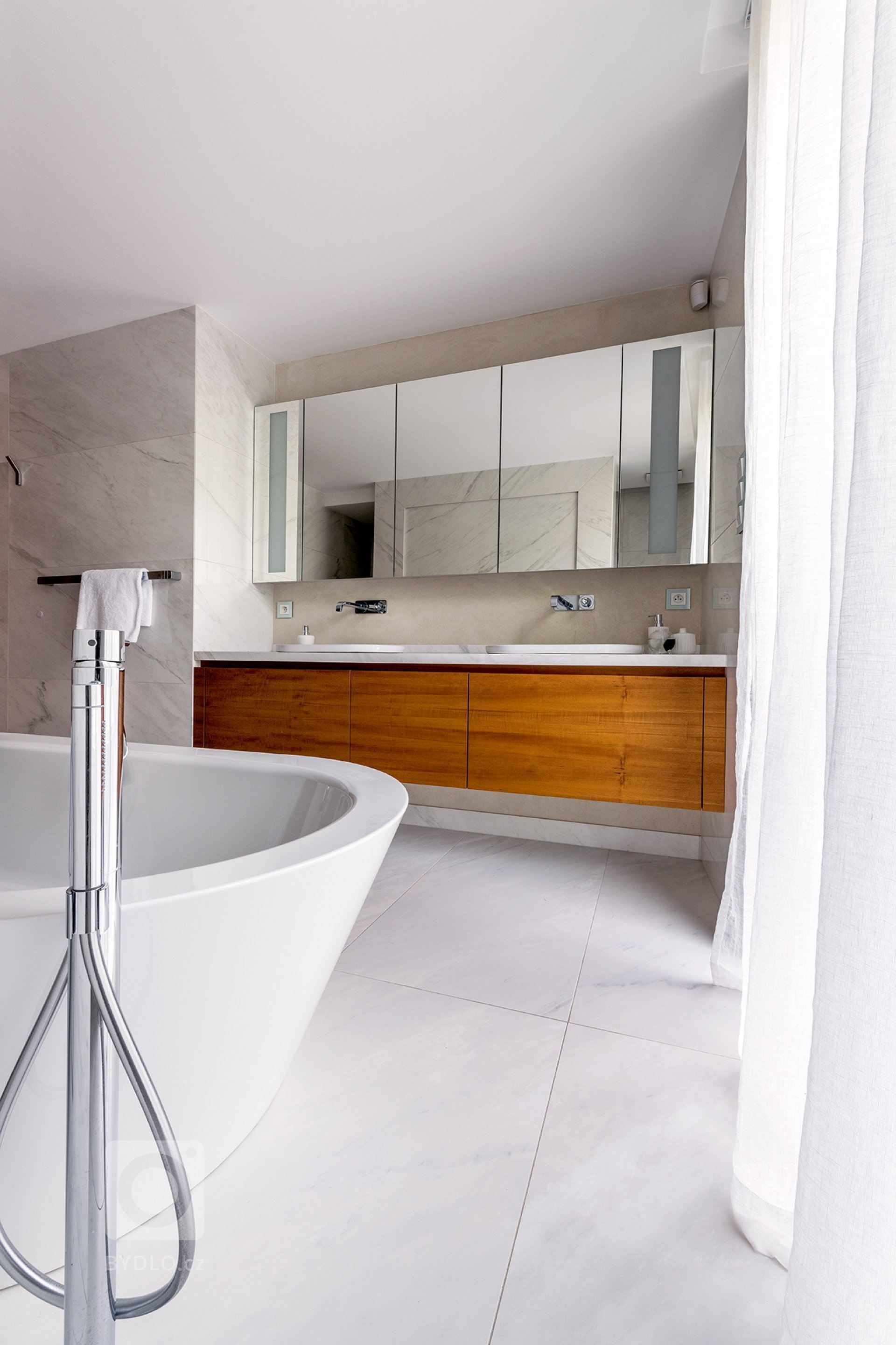 Byt byl realizován od stavu Shell and Core. Konceptem interiéru je maximální potlačení všech dveří, které důvtipně schováváme do obkladu stěn teakovou dýhou či…