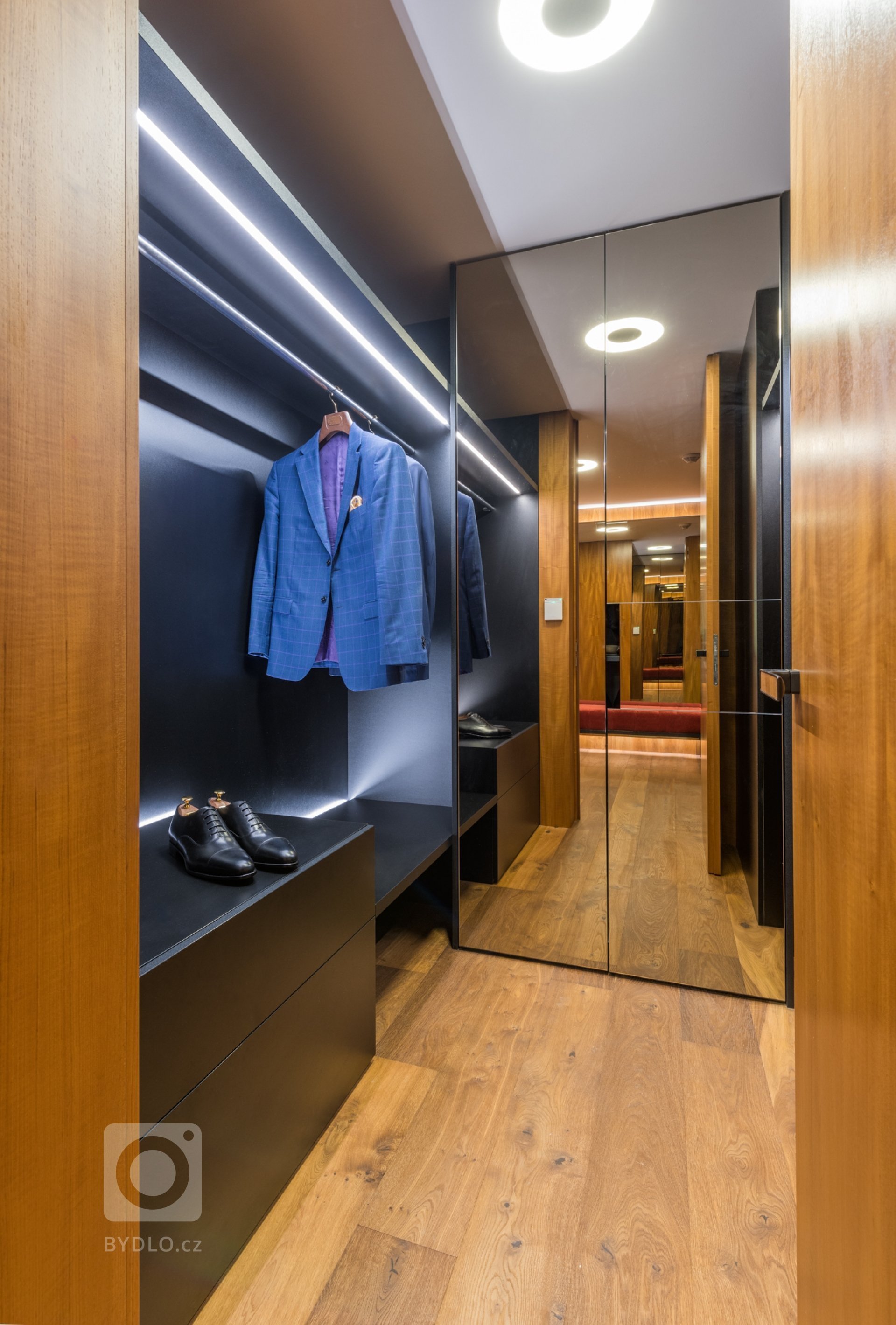 Byt byl realizován od stavu Shell and Core. Konceptem interiéru je maximální potlačení všech dveří, které důvtipně schováváme do obkladu stěn teakovou dýhou či…