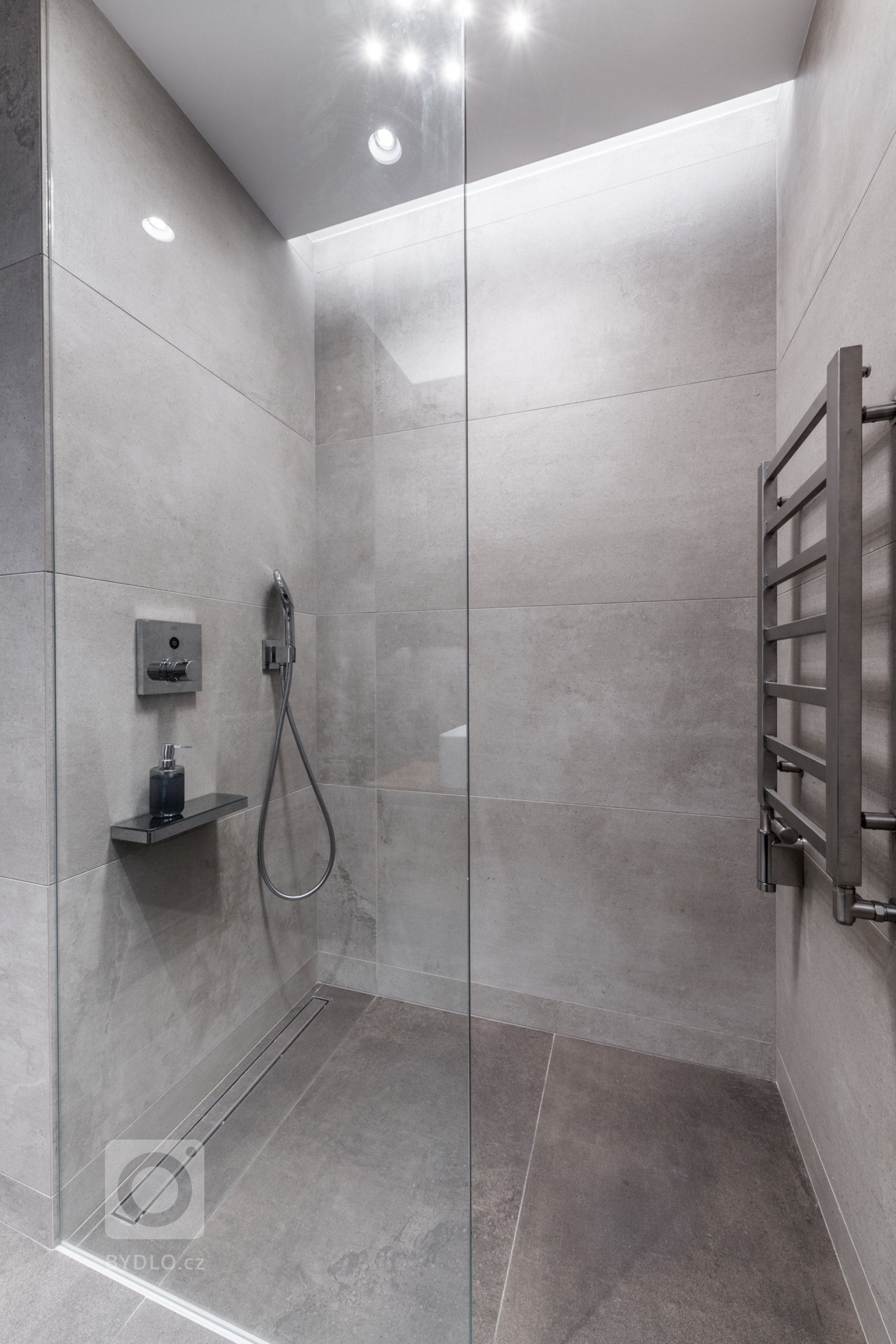 Byt byl realizován od stavu Shell and Core. Konceptem interiéru je maximální potlačení všech dveří, které důvtipně schováváme do obkladu stěn teakovou dýhou či…