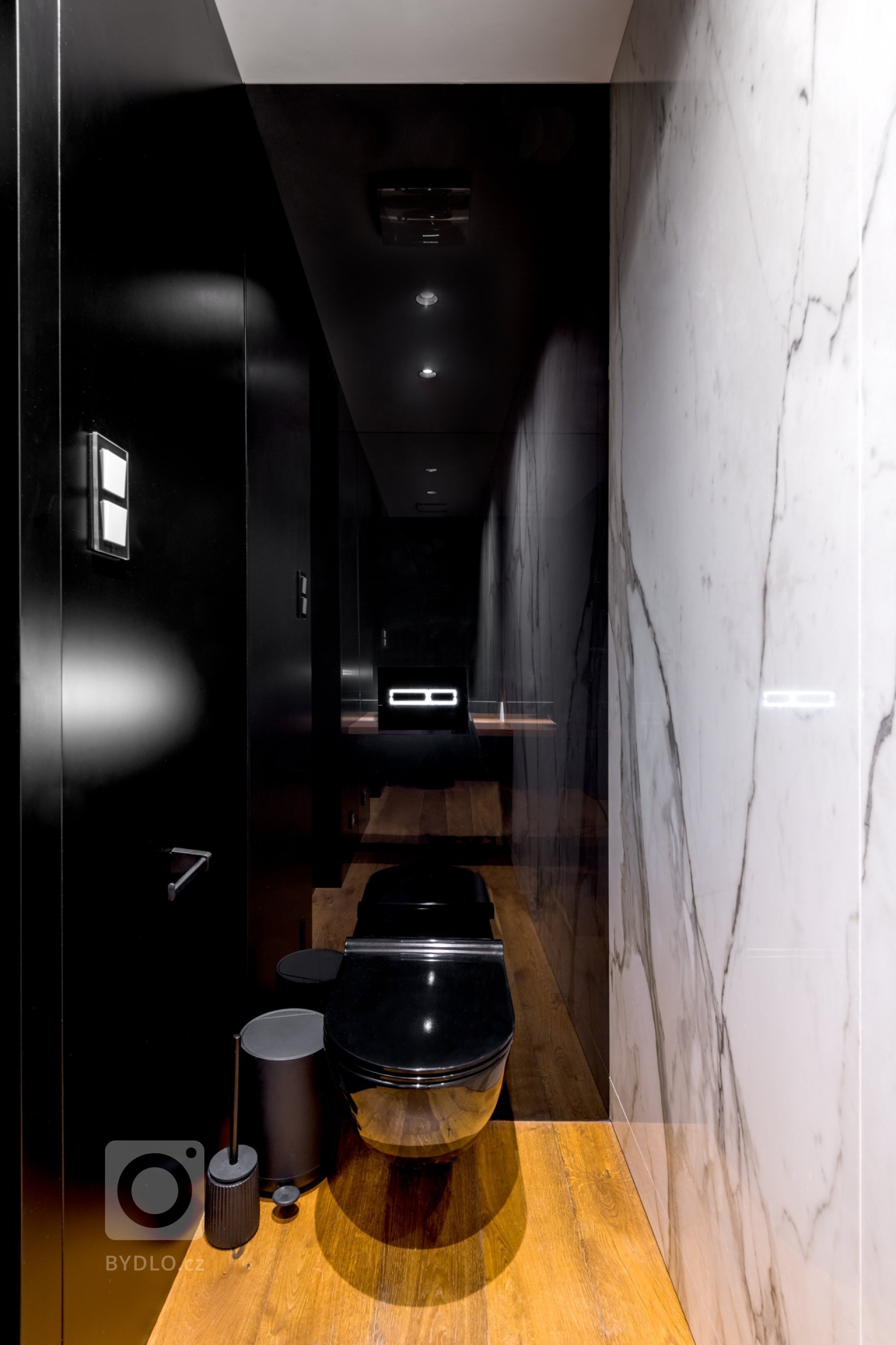 Byt byl realizován od stavu Shell and Core. Konceptem interiéru je maximální potlačení všech dveří, které důvtipně schováváme do obkladu stěn teakovou dýhou či…