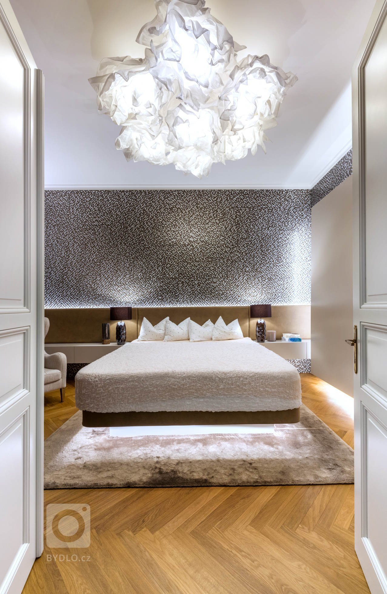 Propojit moderní akcenty s&nbsp;historickým duchem kompletně zrekonstruovaného bytu v&nbsp;činžovním domě v&nbsp;samém centru Prahy bylo pro minimalisticky…