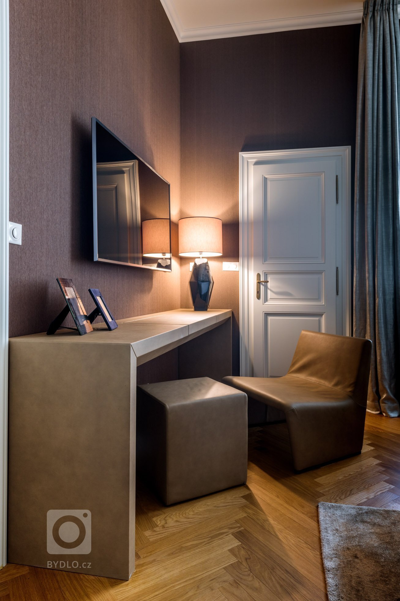 Propojit moderní akcenty s&nbsp;historickým duchem kompletně zrekonstruovaného bytu v&nbsp;činžovním domě v&nbsp;samém centru Prahy bylo pro minimalisticky…