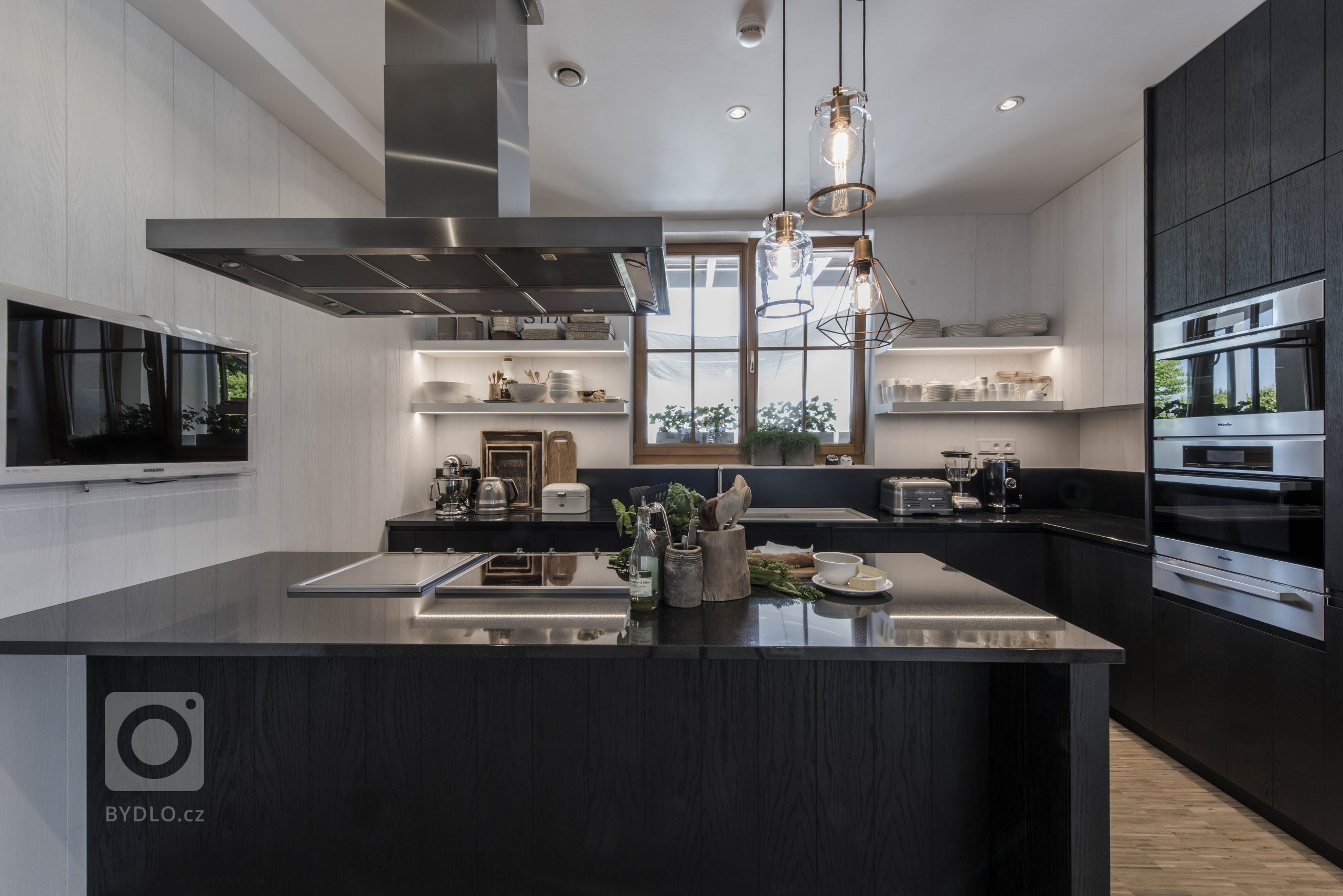 Majitel bytu žije střídavě v Čechách a v tropickém bungalovu v Miami na Floridě. Za oceán ho už před mnoha lety odvedla studia a byznys. Doma se ovšem cítí v…