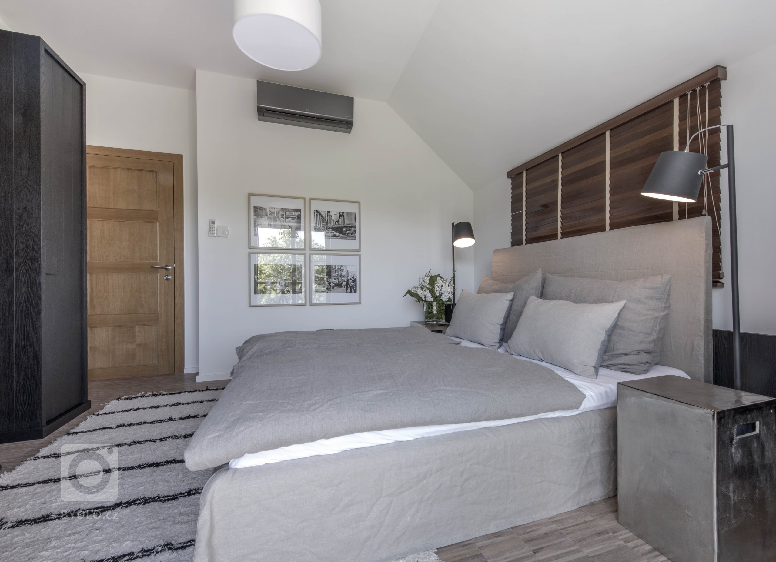 Majitel bytu žije střídavě v Čechách a v tropickém bungalovu v Miami na Floridě. Za oceán ho už před mnoha lety odvedla studia a byznys. Doma se ovšem cítí v…