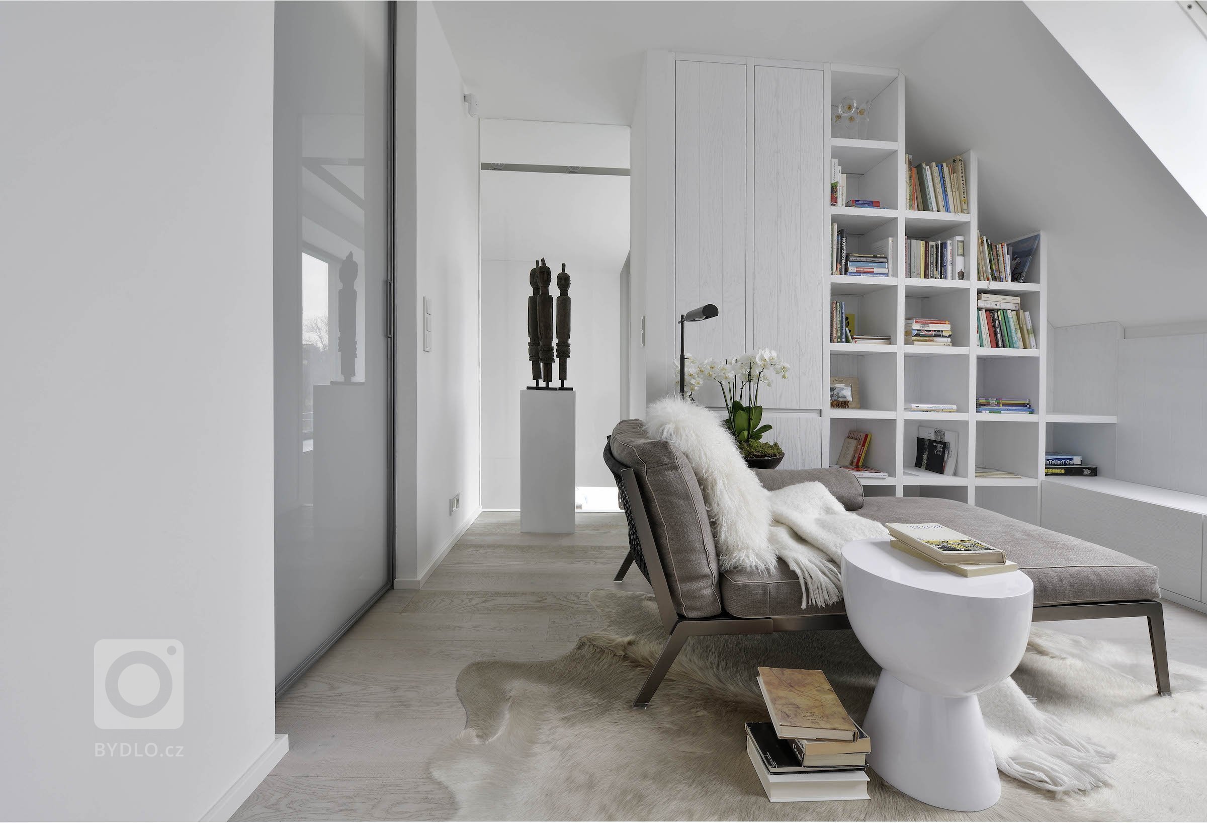 Interiér tohoto domu působí nesmírně přívětivým, až terapeutickým dojmem. Jakmile vstoupíte, rozhostí se ve vás klid. Je prostoupený svěžím duchem a energií…