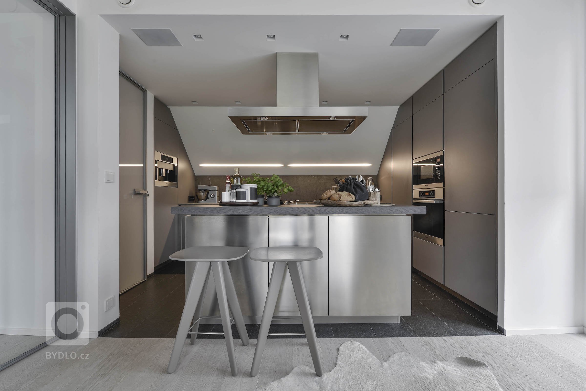 Interiér tohoto domu působí nesmírně přívětivým, až terapeutickým dojmem. Jakmile vstoupíte, rozhostí se ve vás klid. Je prostoupený svěžím duchem a energií…