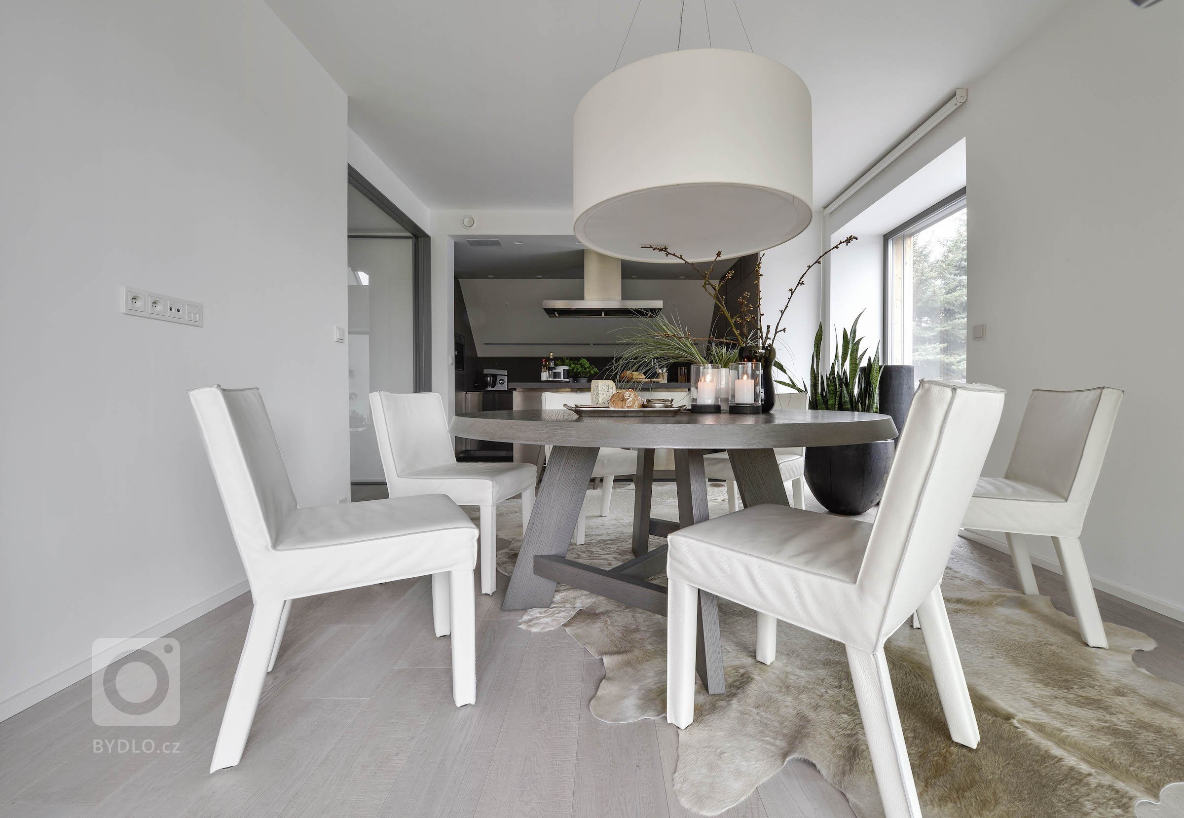 Interiér tohoto domu působí nesmírně přívětivým, až terapeutickým dojmem. Jakmile vstoupíte, rozhostí se ve vás klid. Je prostoupený svěžím duchem a energií…