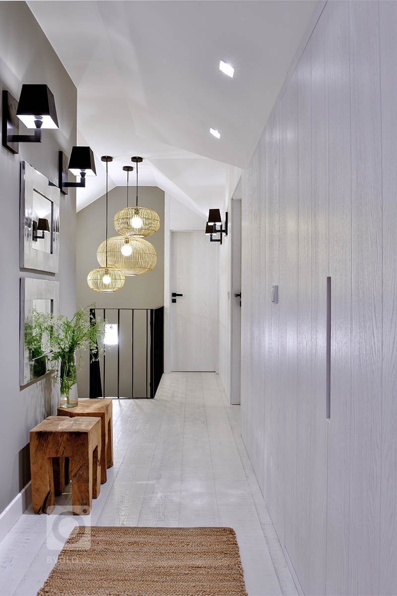 Vyvážený mix rustikálního a moderního stylu. Jednoduchá&nbsp;barevnost interiéru v&nbsp;bílošedých tónech s&nbsp;použitím surového, přírodního dřeva v&nbsp…