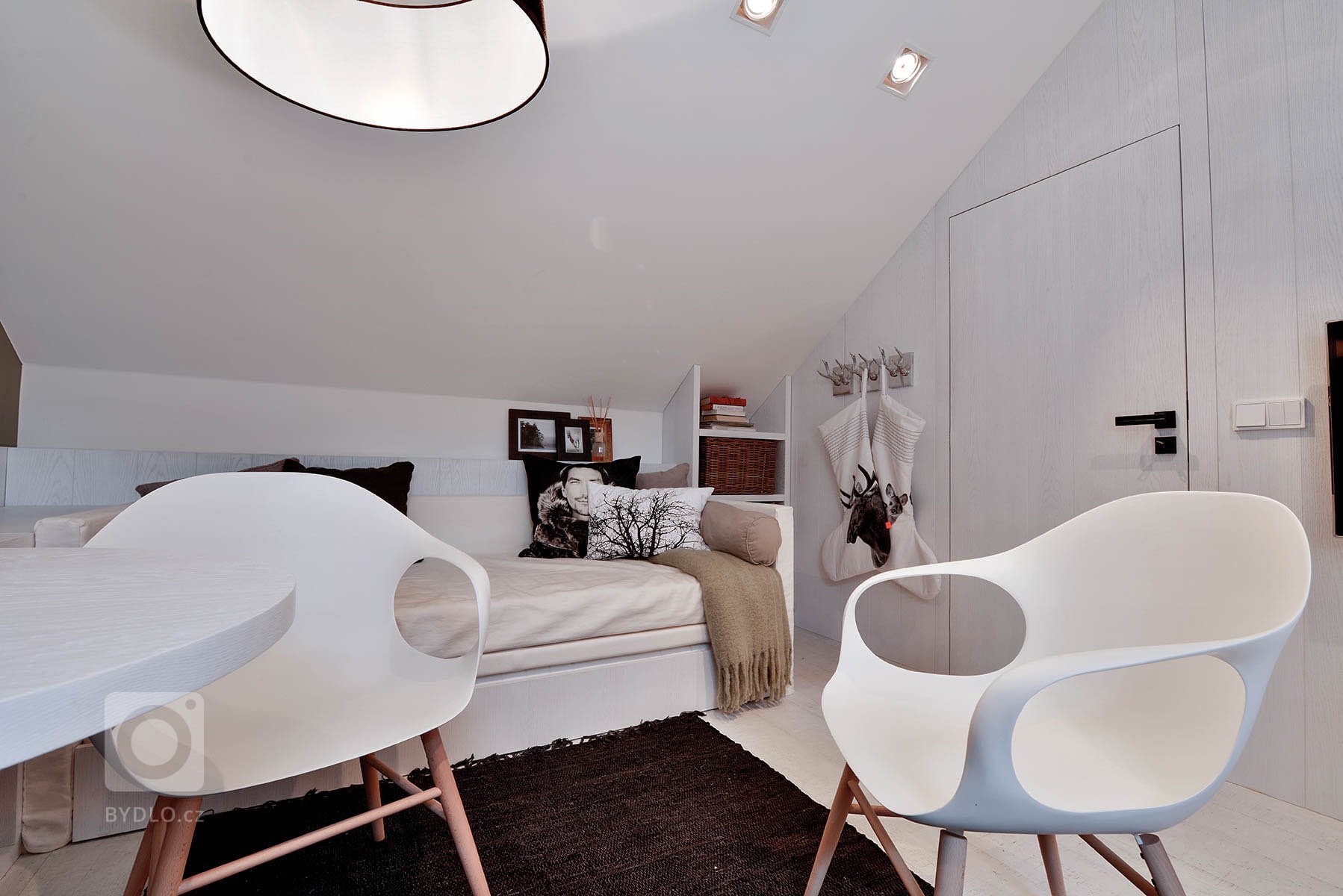 Vyvážený mix rustikálního a moderního stylu. Jednoduchá&nbsp;barevnost interiéru v&nbsp;bílošedých tónech s&nbsp;použitím surového, přírodního dřeva v&nbsp…