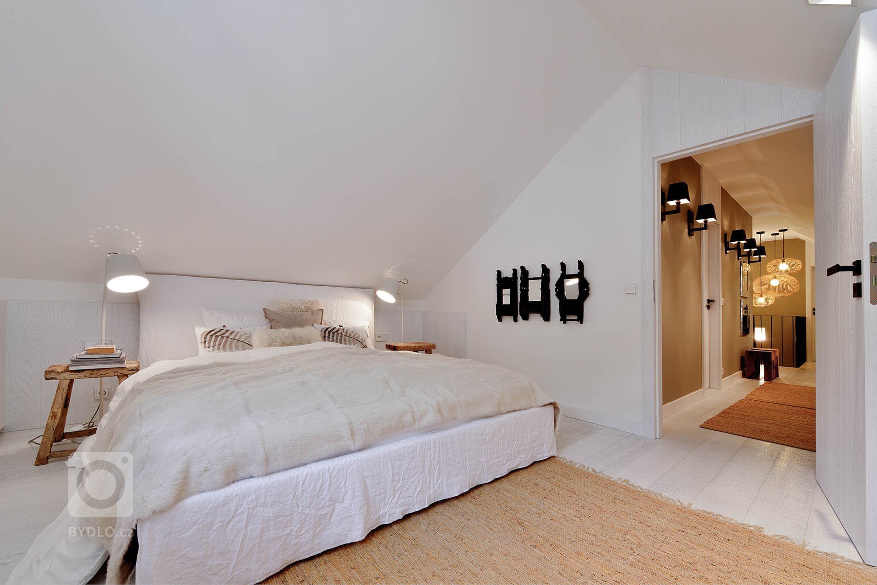 Vyvážený mix rustikálního a moderního stylu. Jednoduchá&nbsp;barevnost interiéru v&nbsp;bílošedých tónech s&nbsp;použitím surového, přírodního dřeva v&nbsp…