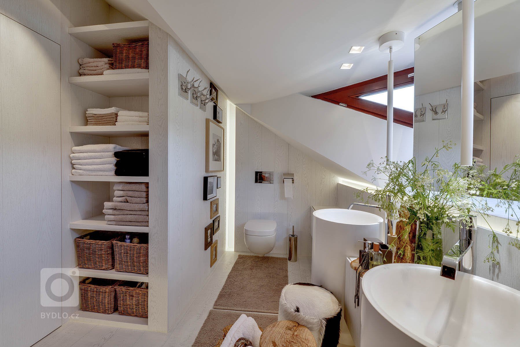 Vyvážený mix rustikálního a moderního stylu. Jednoduchá&nbsp;barevnost interiéru v&nbsp;bílošedých tónech s&nbsp;použitím surového, přírodního dřeva v&nbsp…