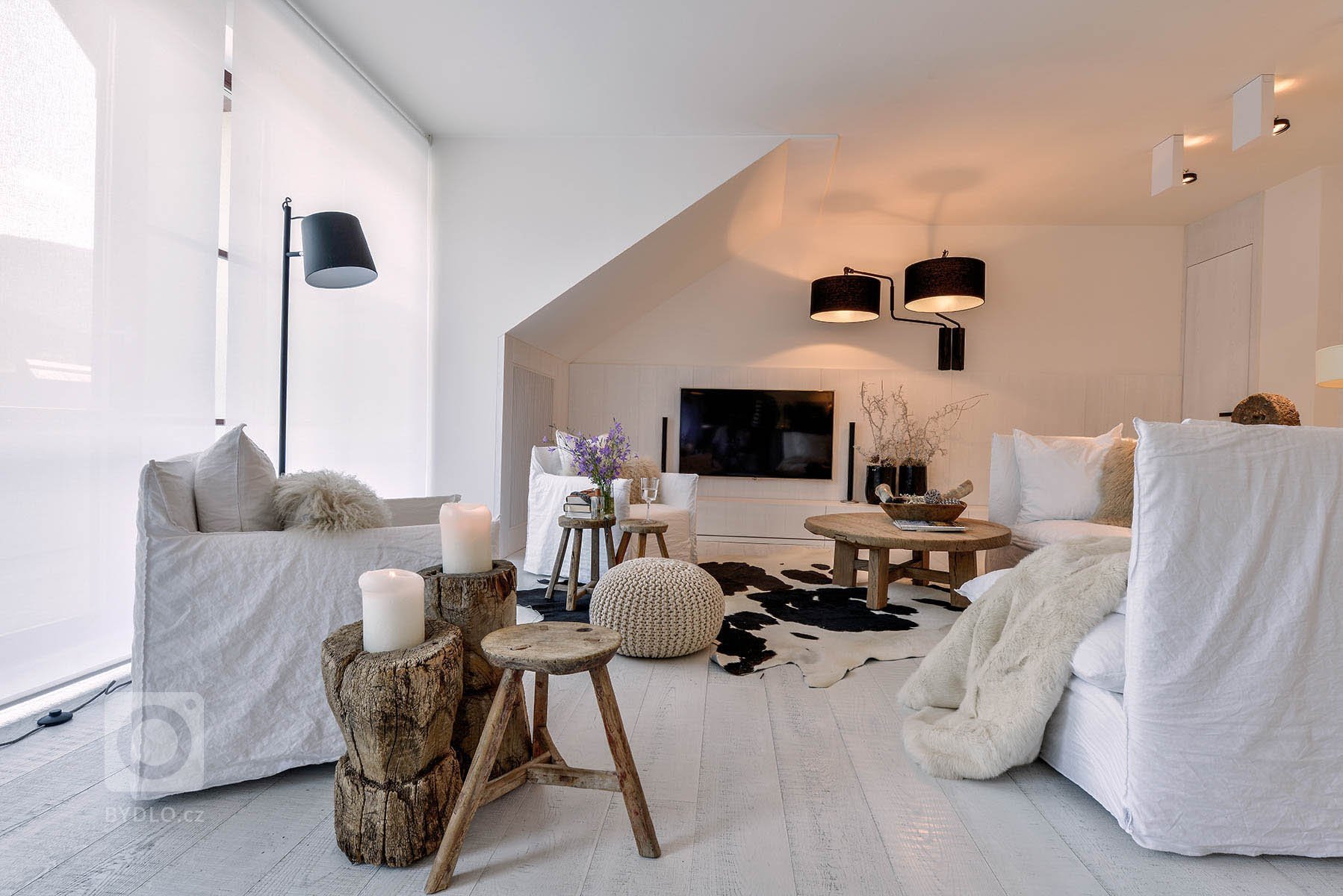 Vyvážený mix rustikálního a moderního stylu. Jednoduchá&nbsp;barevnost interiéru v&nbsp;bílošedých tónech s&nbsp;použitím surového, přírodního dřeva v&nbsp…