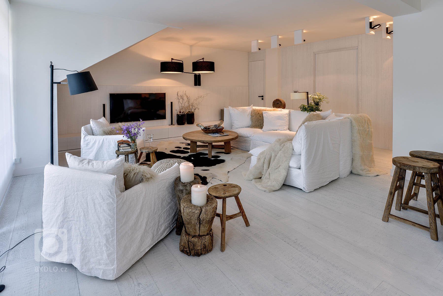 Vyvážený mix rustikálního a moderního stylu. Jednoduchá&nbsp;barevnost interiéru v&nbsp;bílošedých tónech s&nbsp;použitím surového, přírodního dřeva v&nbsp…