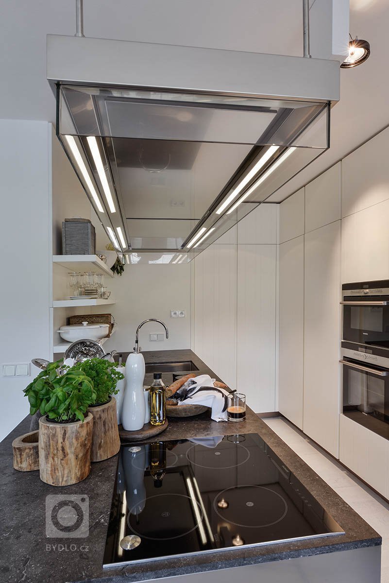 Vyvážený mix rustikálního a moderního stylu. Jednoduchá&nbsp;barevnost interiéru v&nbsp;bílošedých tónech s&nbsp;použitím surového, přírodního dřeva v&nbsp…
