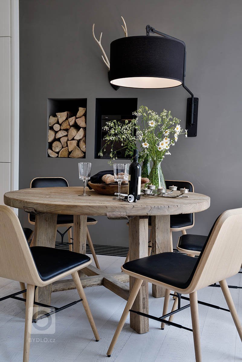 Vyvážený mix rustikálního a moderního stylu. Jednoduchá&nbsp;barevnost interiéru v&nbsp;bílošedých tónech s&nbsp;použitím surového, přírodního dřeva v&nbsp…