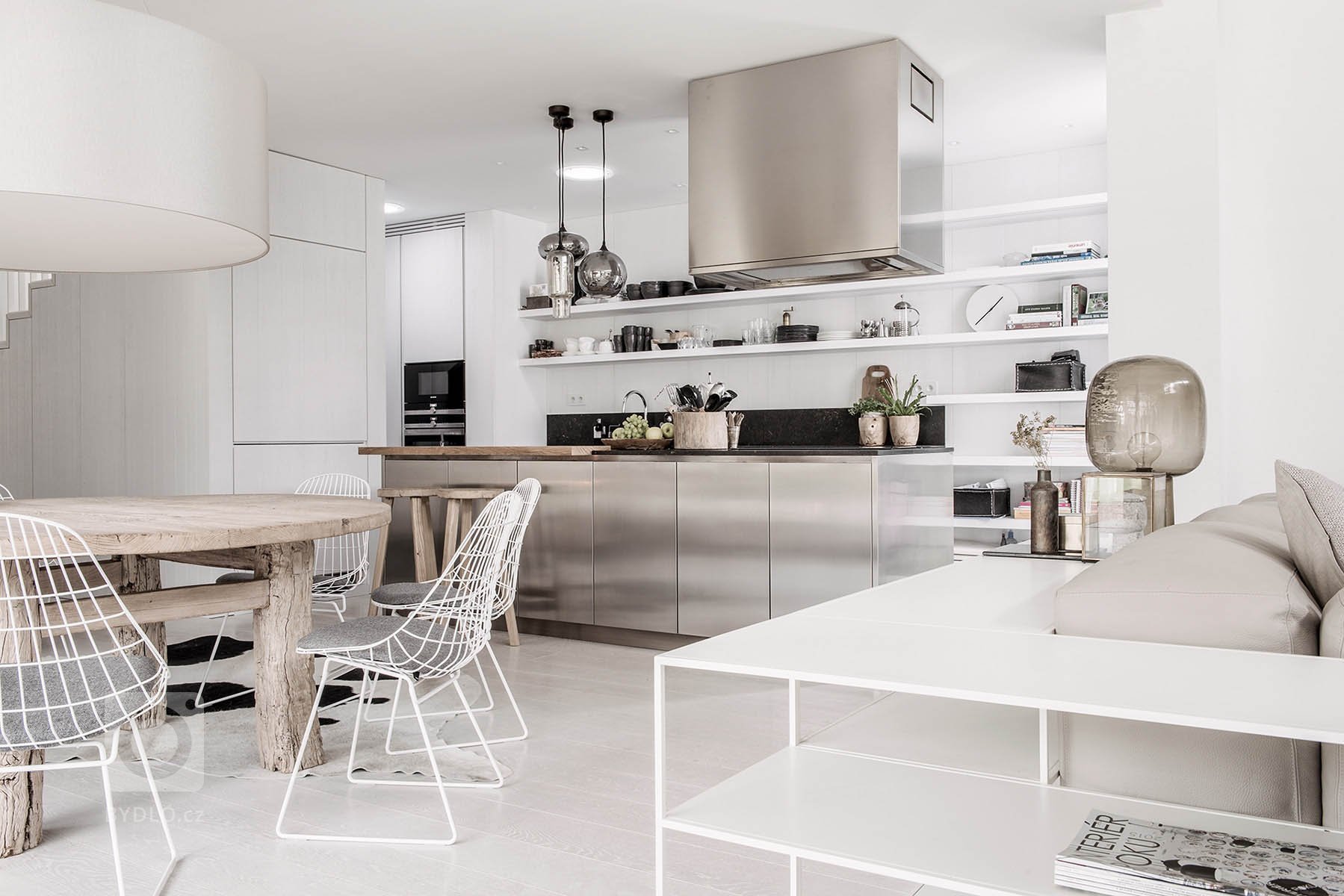 Dispozice domu je rozdělena do dvou podlaží. Strohá geometrie s pravoúhlými liniemi nábytku a prostorové bílé struktury probíhají interiérem a tím celý prostor…