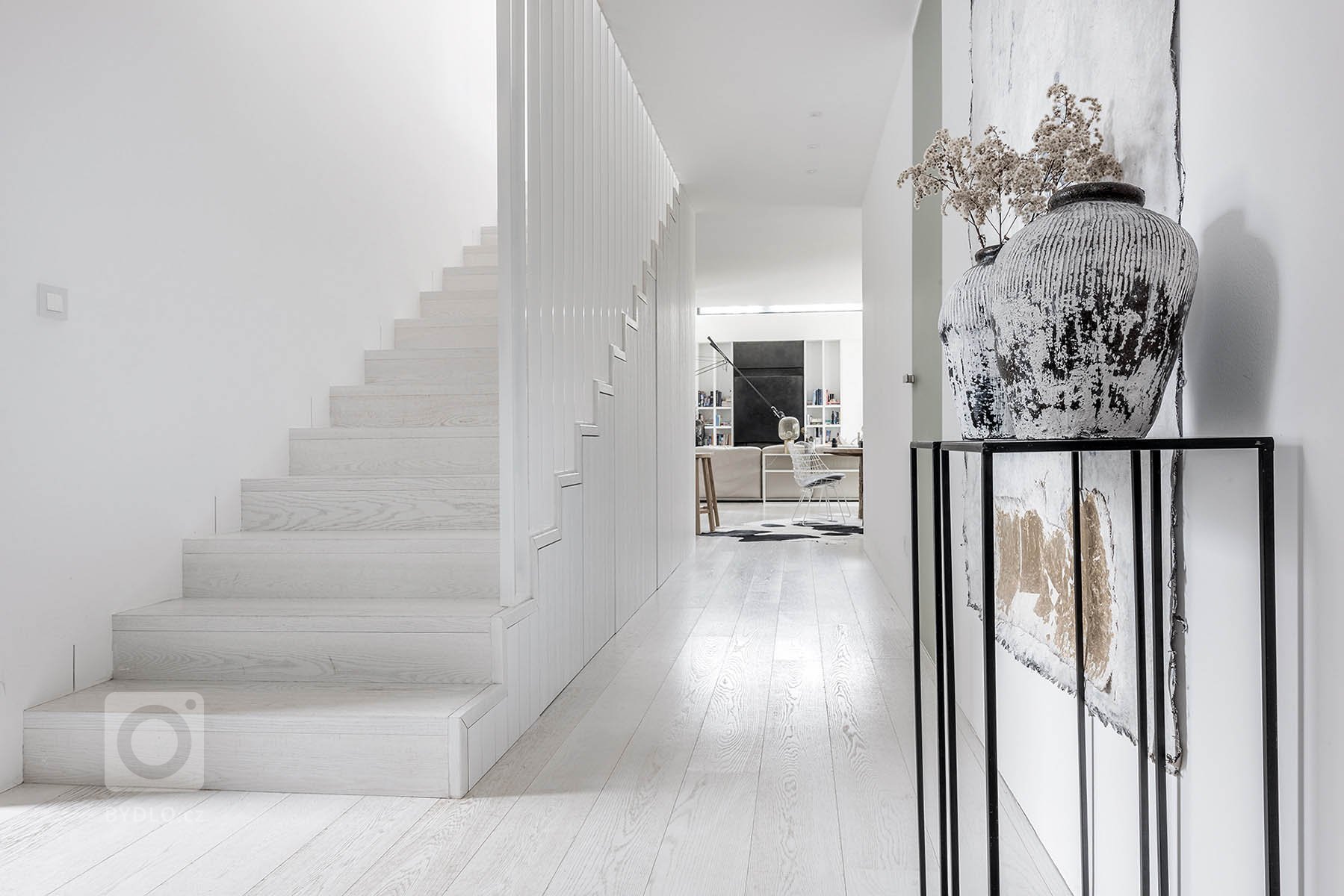 Dispozice domu je rozdělena do dvou podlaží. Strohá geometrie s pravoúhlými liniemi nábytku a prostorové bílé struktury probíhají interiérem a tím celý prostor…