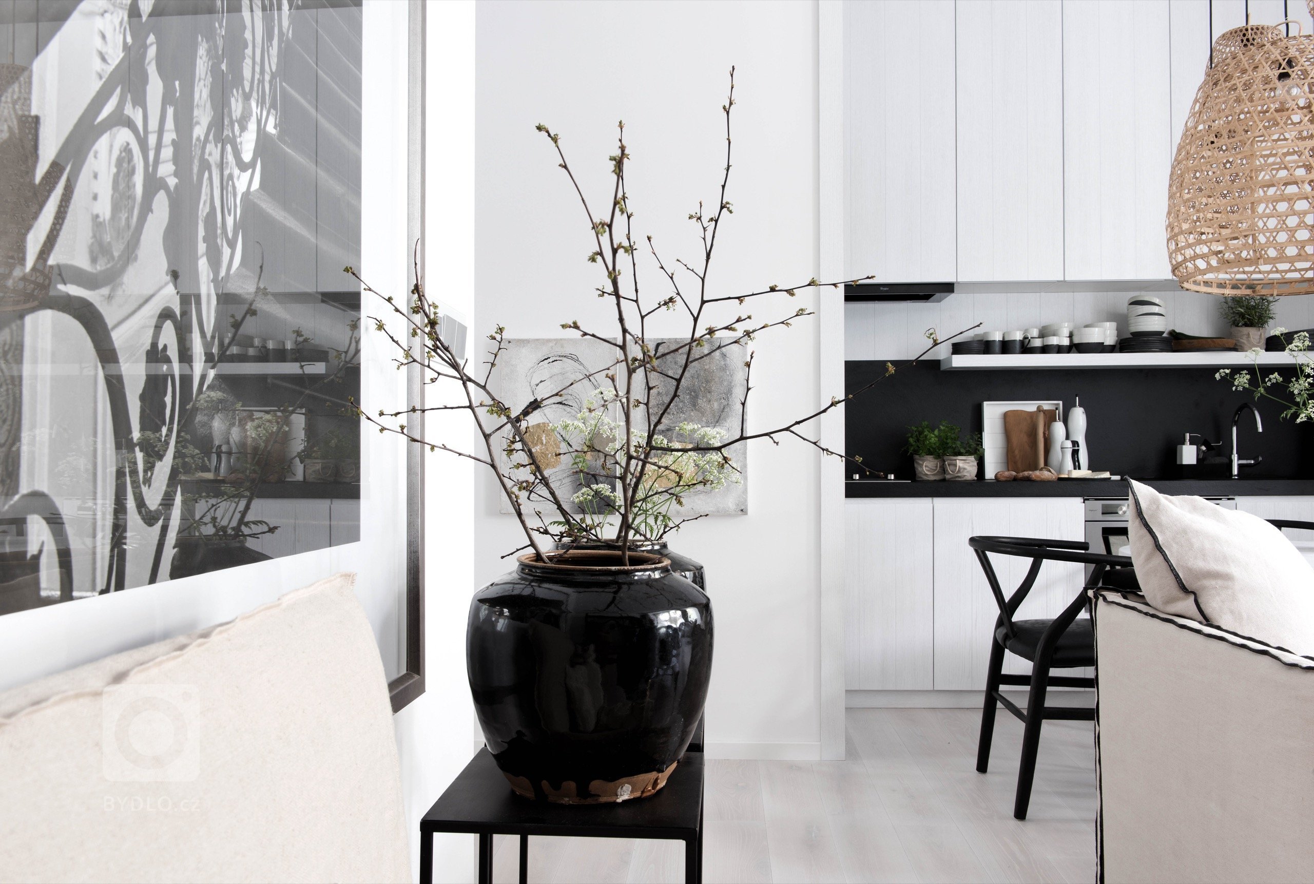 Nepříliš velký dvoupokojový byt s vysokými stropy v kompletně opraveném domě přímo u zastávky MHD měl své kouzlo. Přestože v interiéru nezbylo nic původního,…