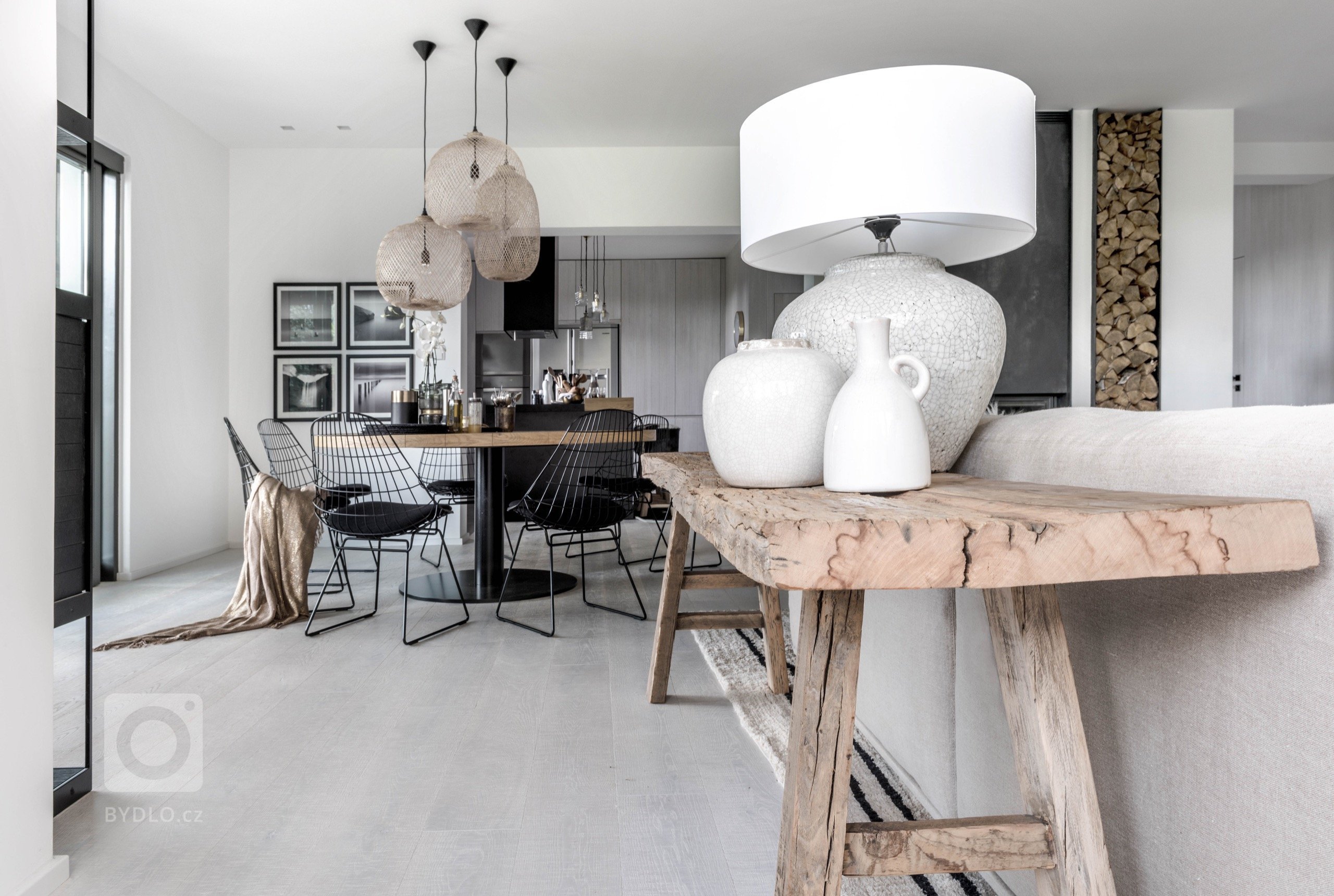 Mix městského stylu se středomořskou atmosférou a&nbsp;etnickými motivy se prolíná z&nbsp;exteriéru do interiéru. Potlačená barevná paleta, jakoby zašedlé…