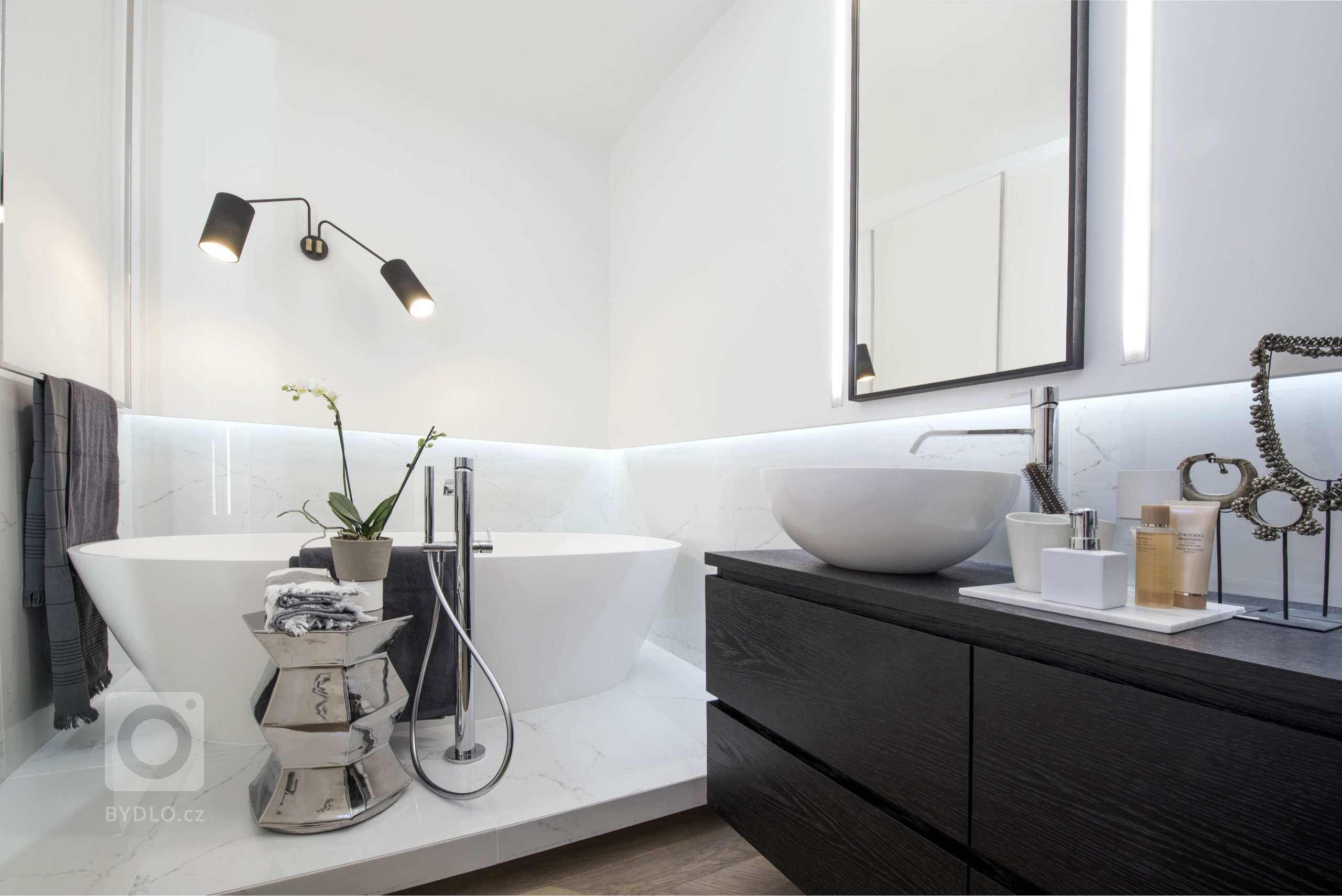 Bylo třeba zajistit pohodlné příležitostné přespání až 4 dětem a dvěma dospělým. V obývacím pokoji je rozkládací lůžko a rozkládací jsou i obě pohovky v druhém…