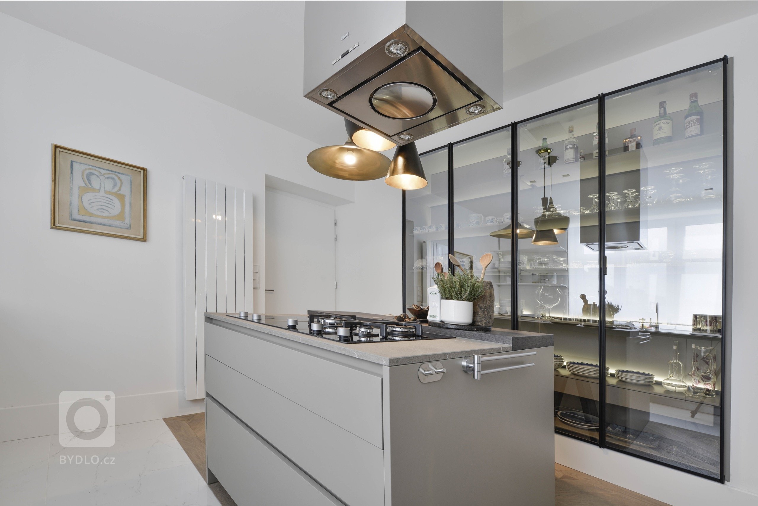 Bylo třeba zajistit pohodlné příležitostné přespání až 4 dětem a dvěma dospělým. V obývacím pokoji je rozkládací lůžko a rozkládací jsou i obě pohovky v druhém…